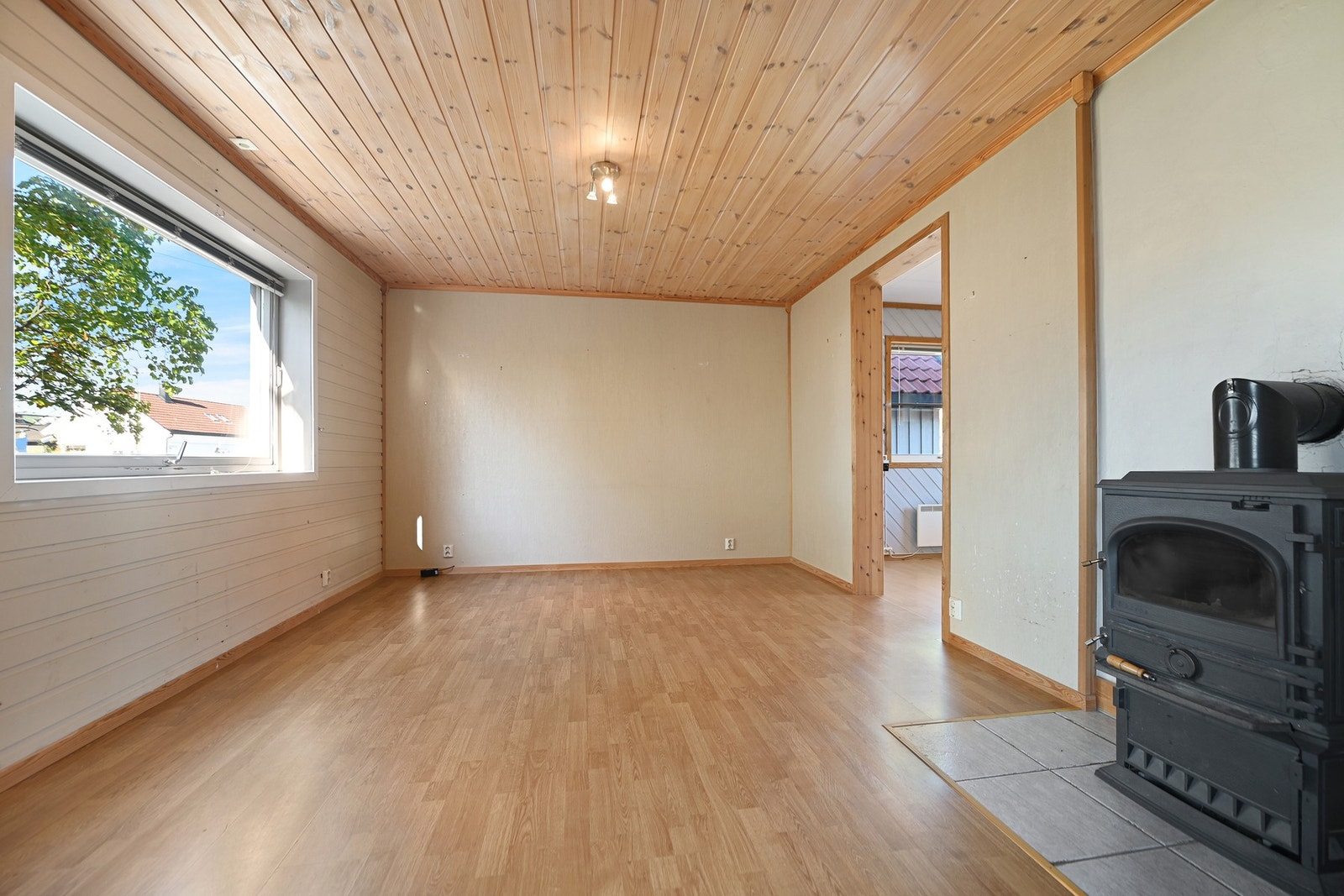 Romslig stue med godt lysinnslipp. Galleribilde