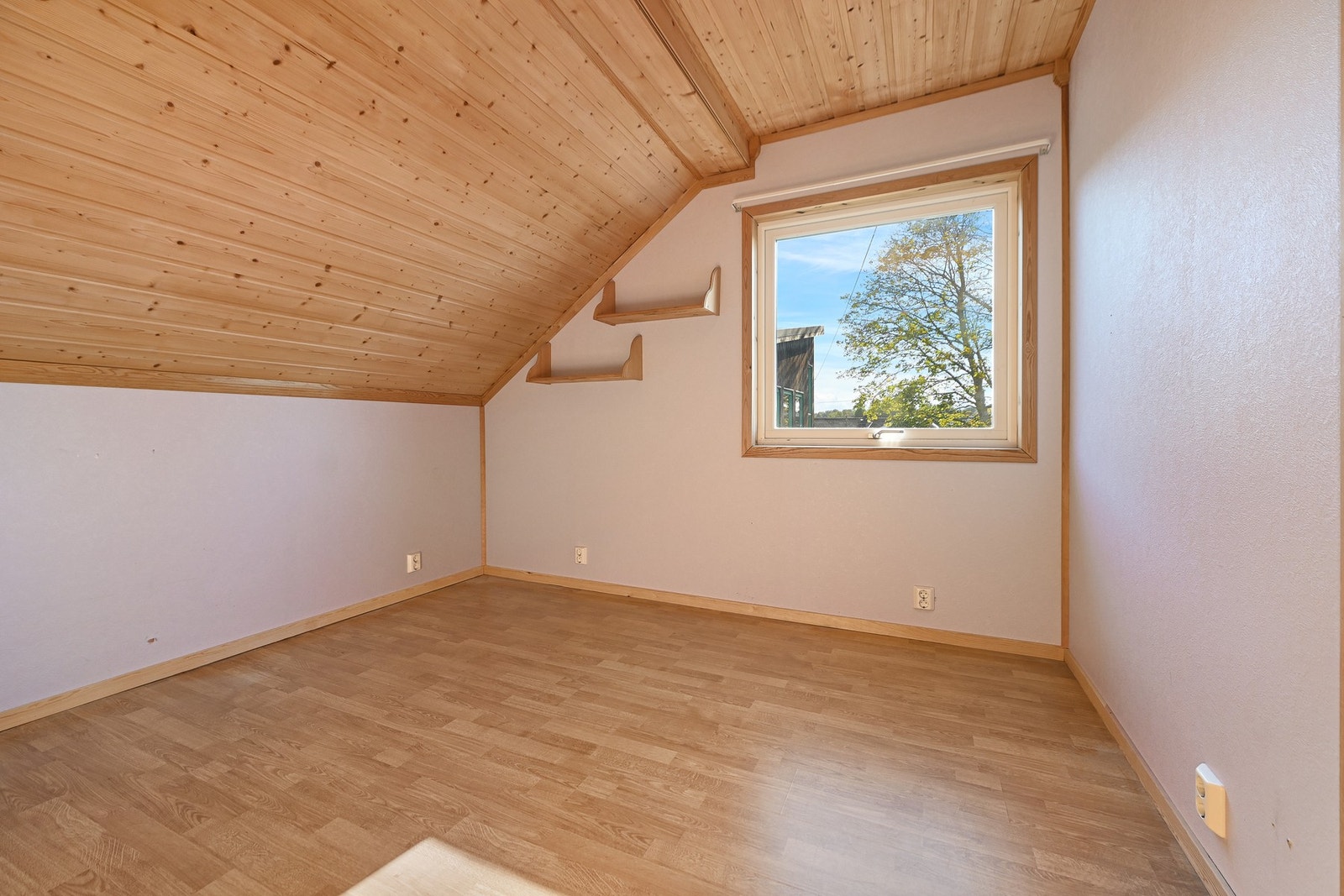 I alle rom er det store vinduer som gir rikelig med lysinnslipp. Galleribilde