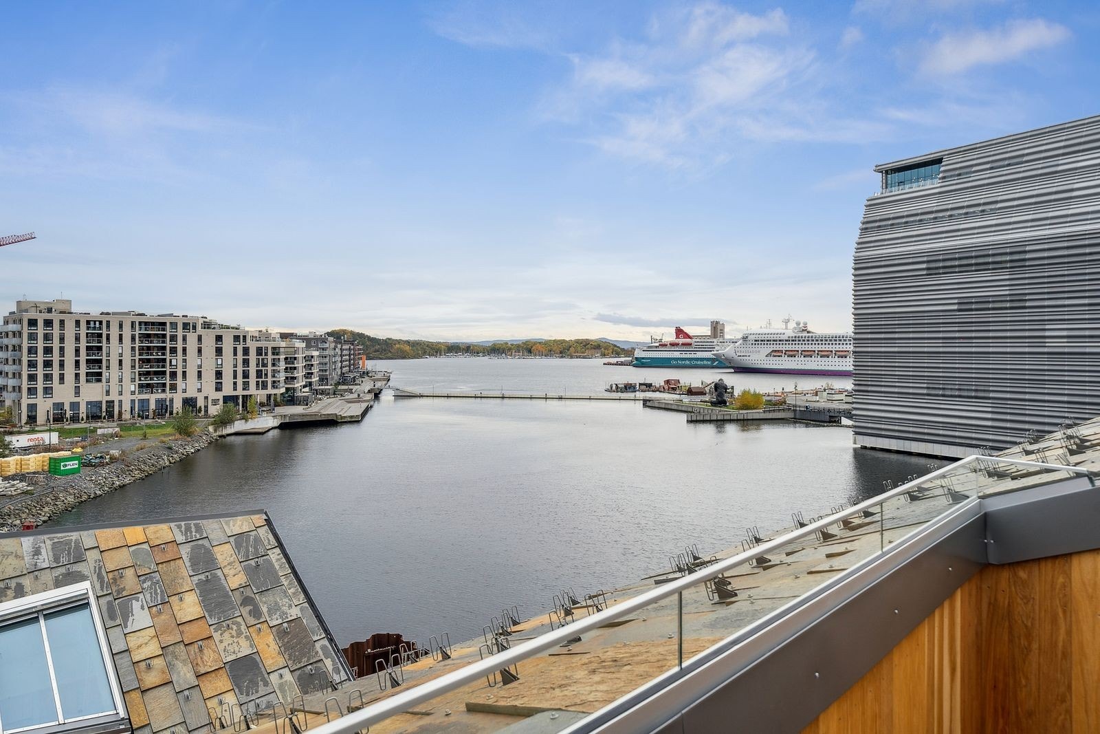 Fantastisk fjordutsikt over Oslobukta med moderne arkitektur og cruiseskip i horisonten. Galleribilde