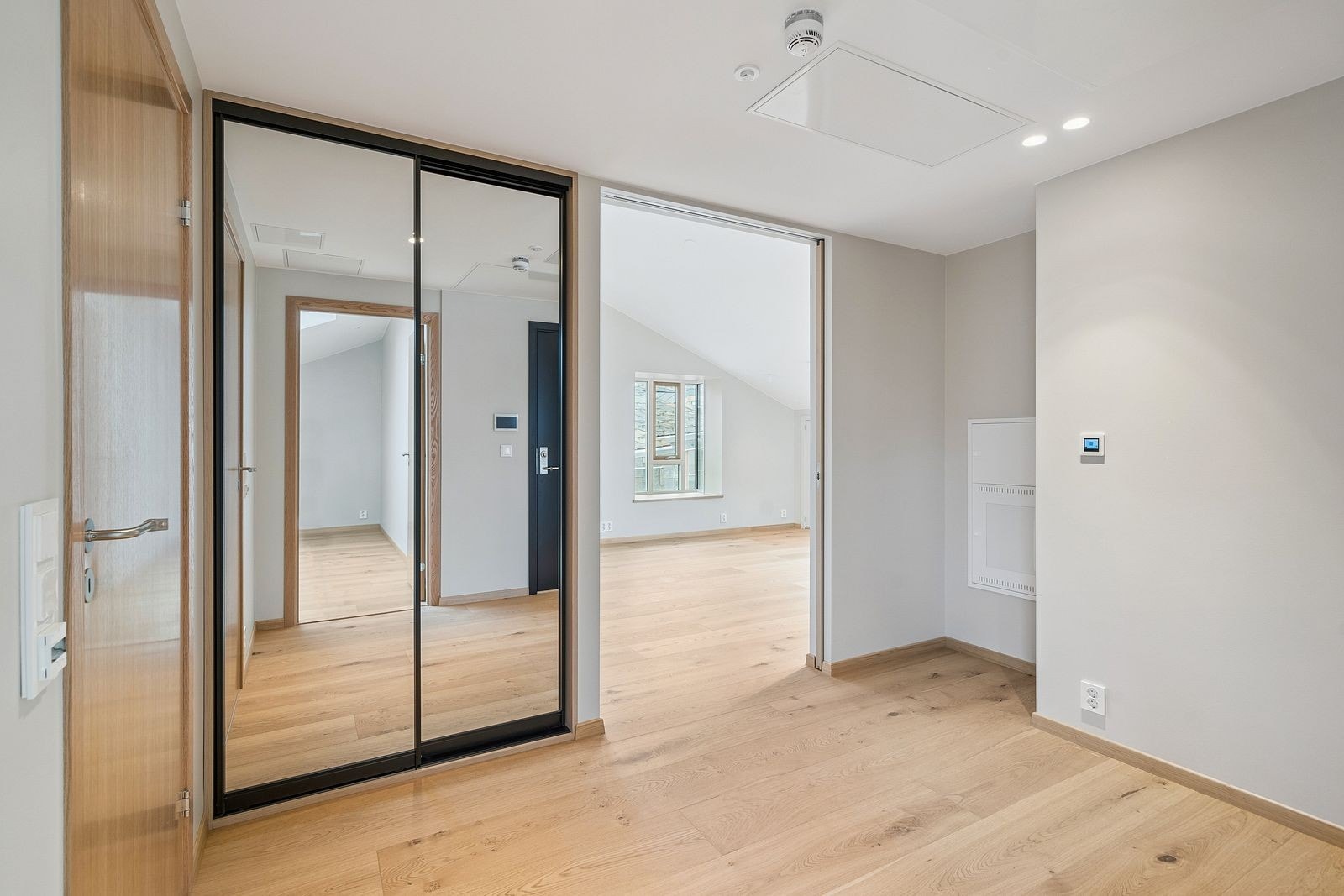 Romslig entré med skyvedørsgarderobe. Det vil satt inn et ekstra garderobeskap i høyre hjørne. Galleribilde