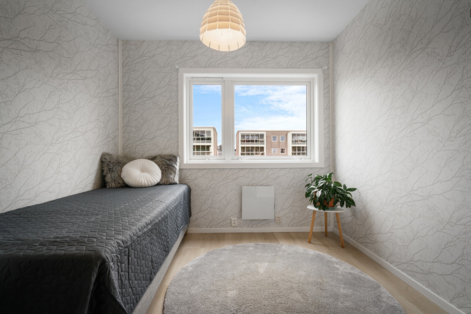 Boligens øvrige to soverom er også av god størrelse med plass til standard soveromsinnredning Galleribilde