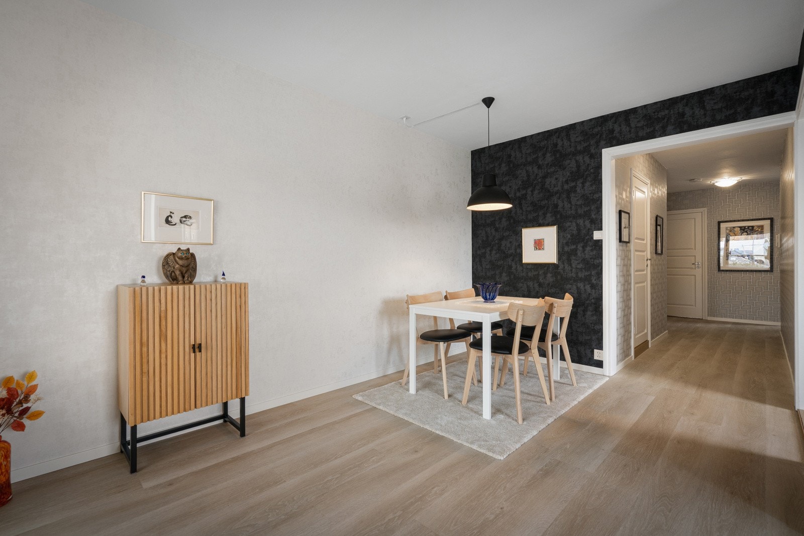 Rommets areal og utforming gjør det enkelt å møblere, blant annet med sofa- og spisegruppe Galleribilde