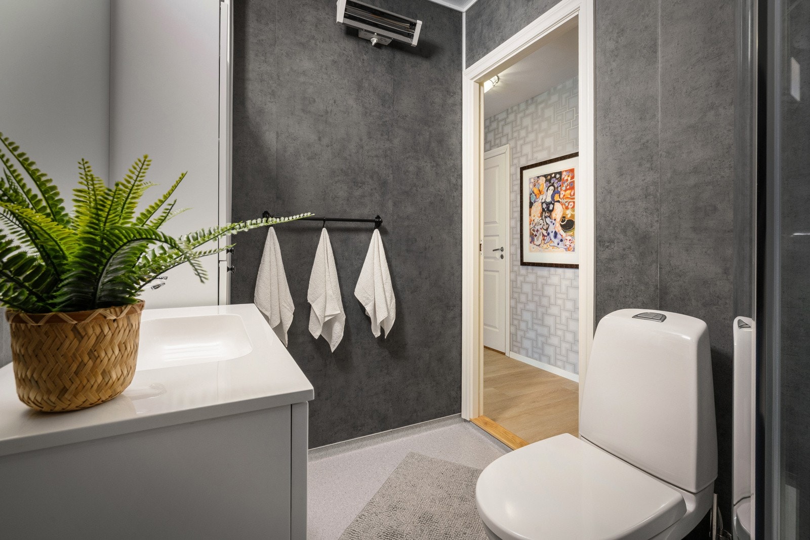 Badet er av god størrelse med moderne innredning Galleribilde