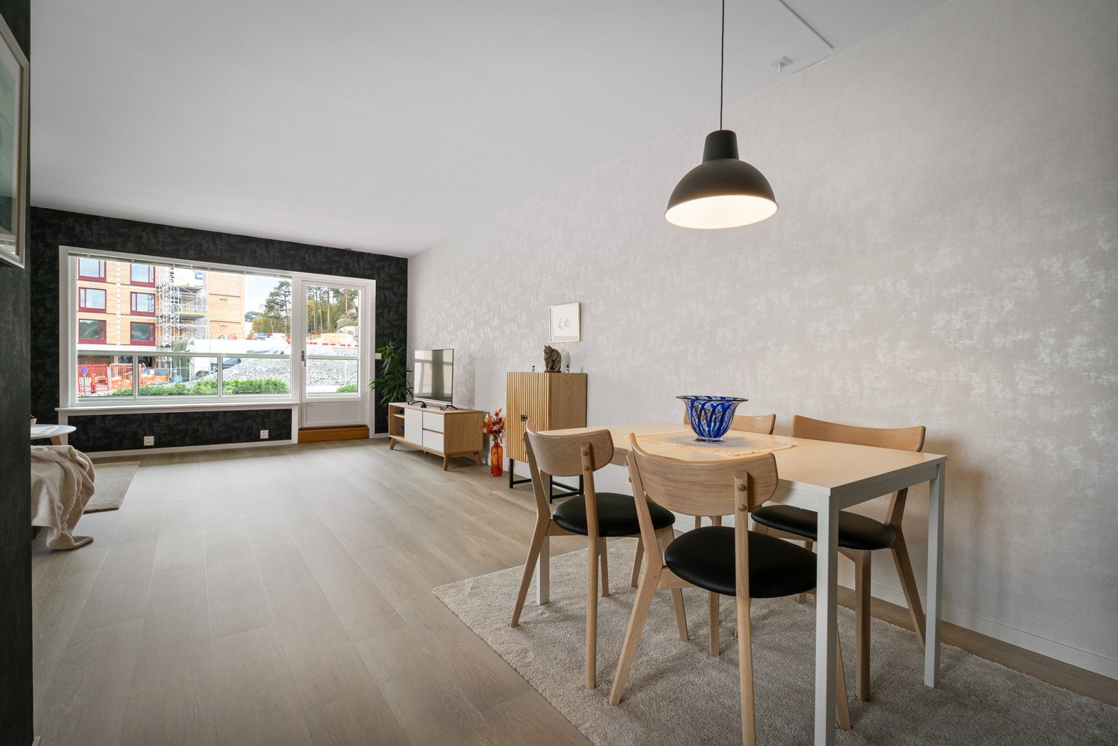 I boligen er det lagt gjennomgående lys klikkvinyl som skaper et godt helhetsinntrykk Galleribilde