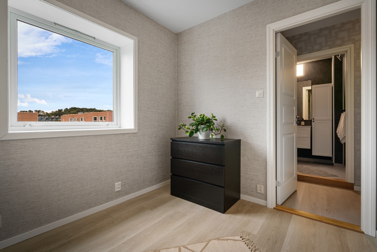 Rommet har også plass til garderobeskap Galleribilde