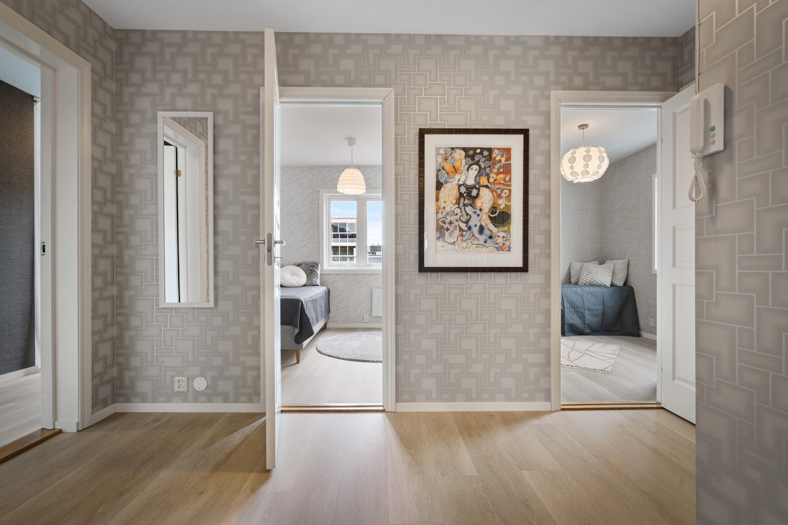 Entréen er lys og romslig med god plass til både sko og jakker Galleribilde