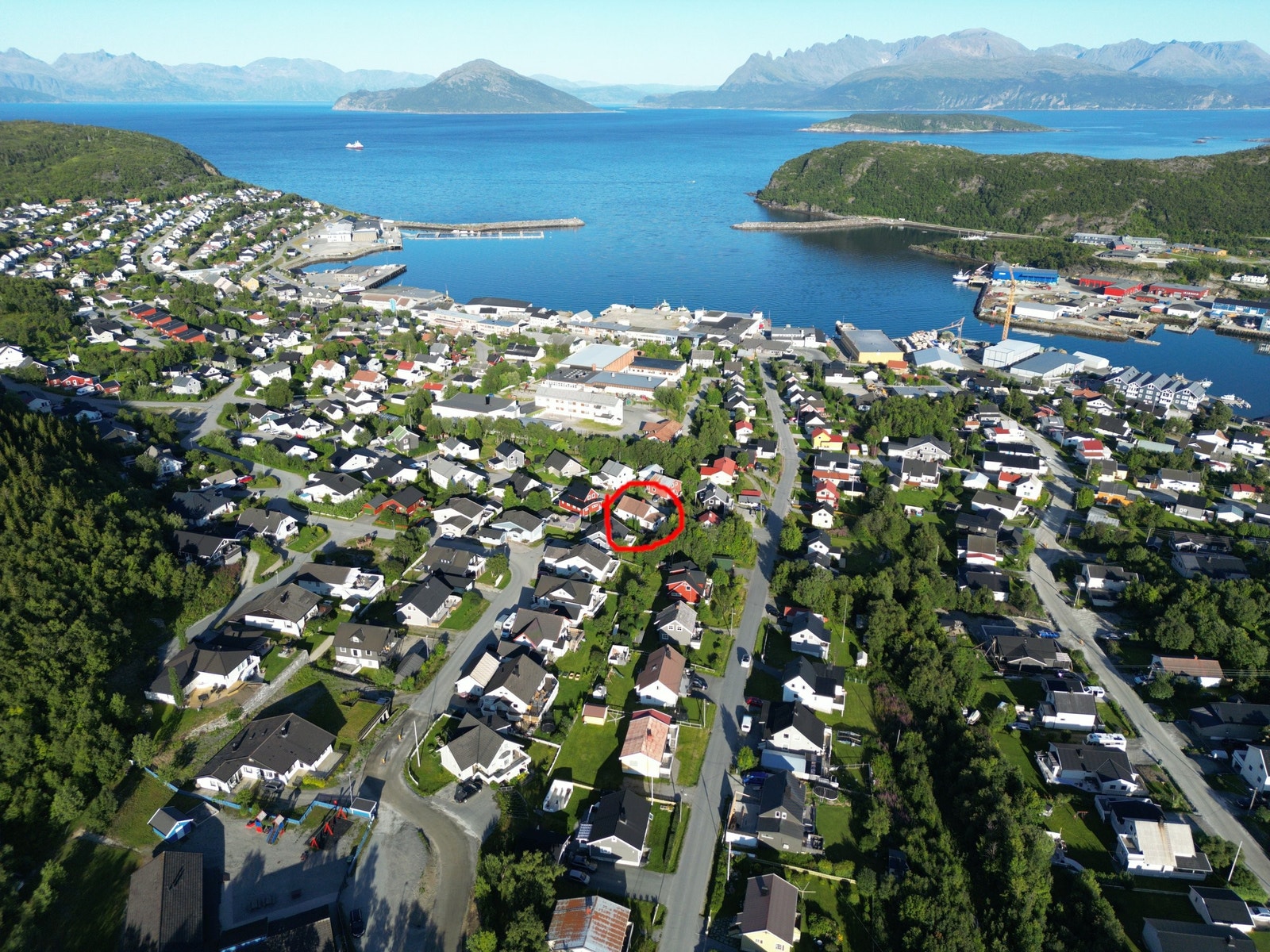 Eiendommen ligger sentralt på Skjervøy med kort gangavstand til det meste Galleribilde