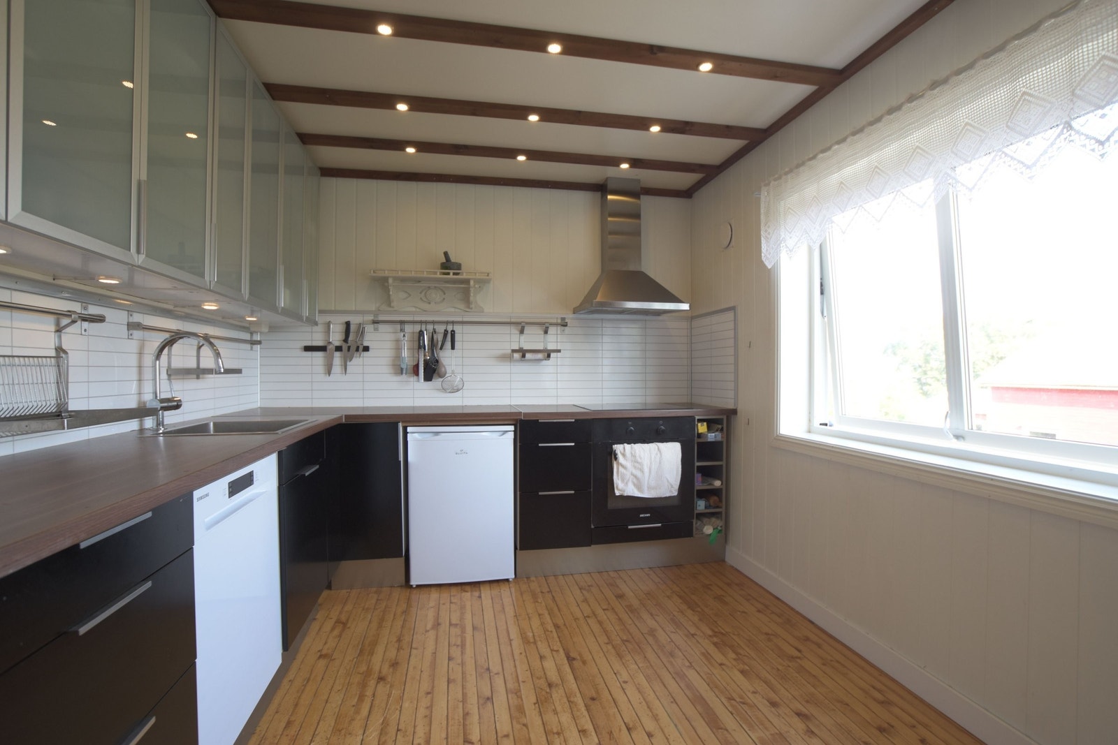 Kjøkken gulvet ble tilbakeført til originalt tregulv etter takst. Galleribilde