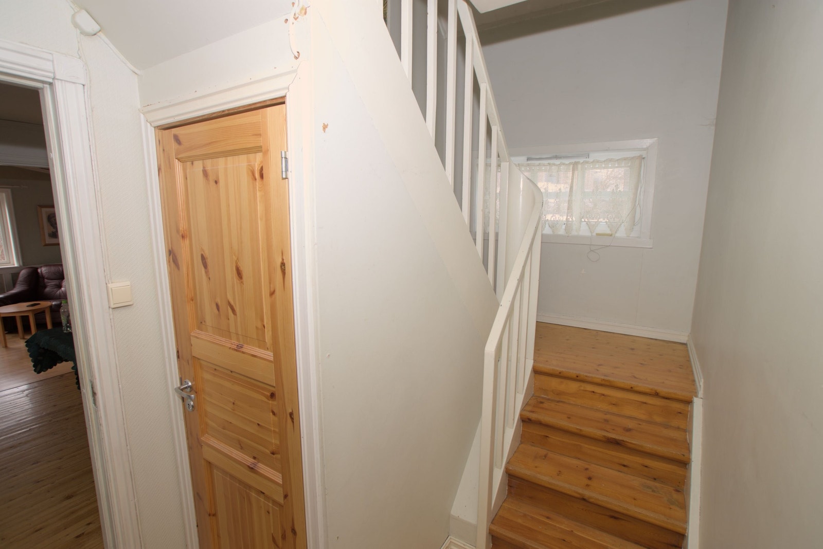 Trapp til loft og kjeller (innenfor dør) Galleribilde