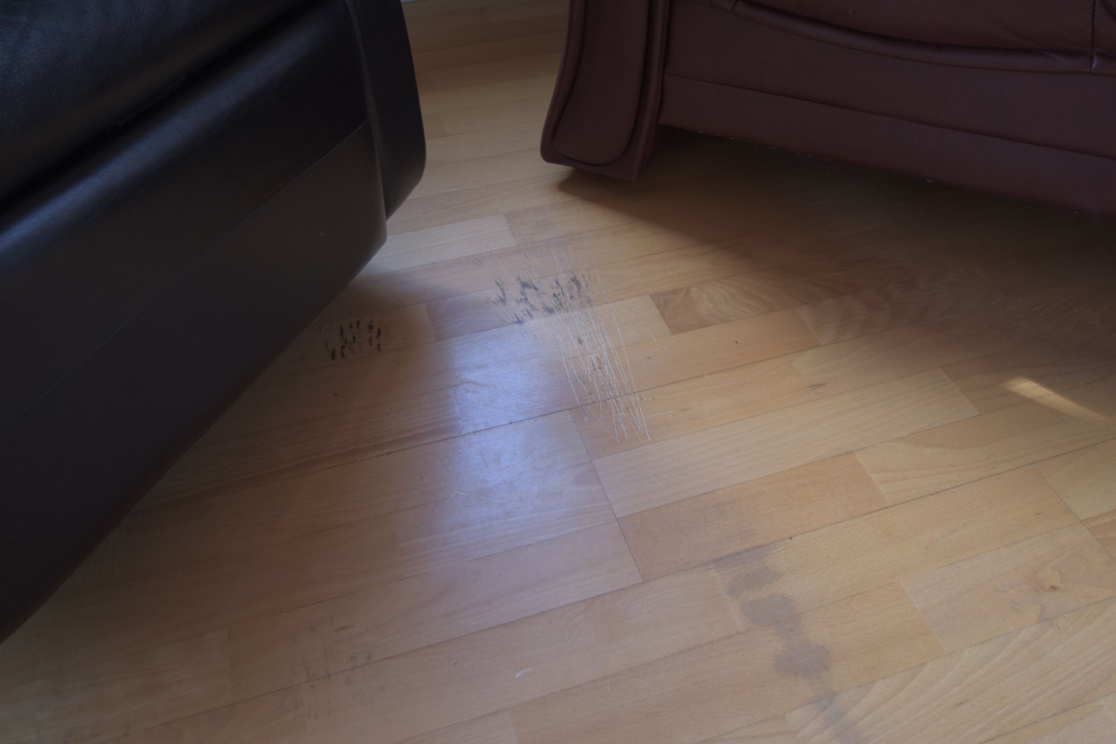 Skade på gulv i stue #1 Galleribilde