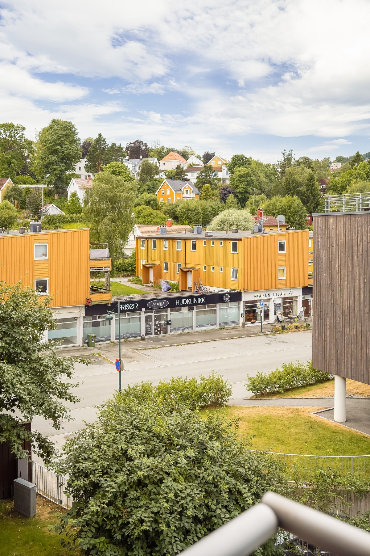 Verandaen er lun og overbygd og har flott utsikt mot Iladalsparken og Bymarka. Galleribilde