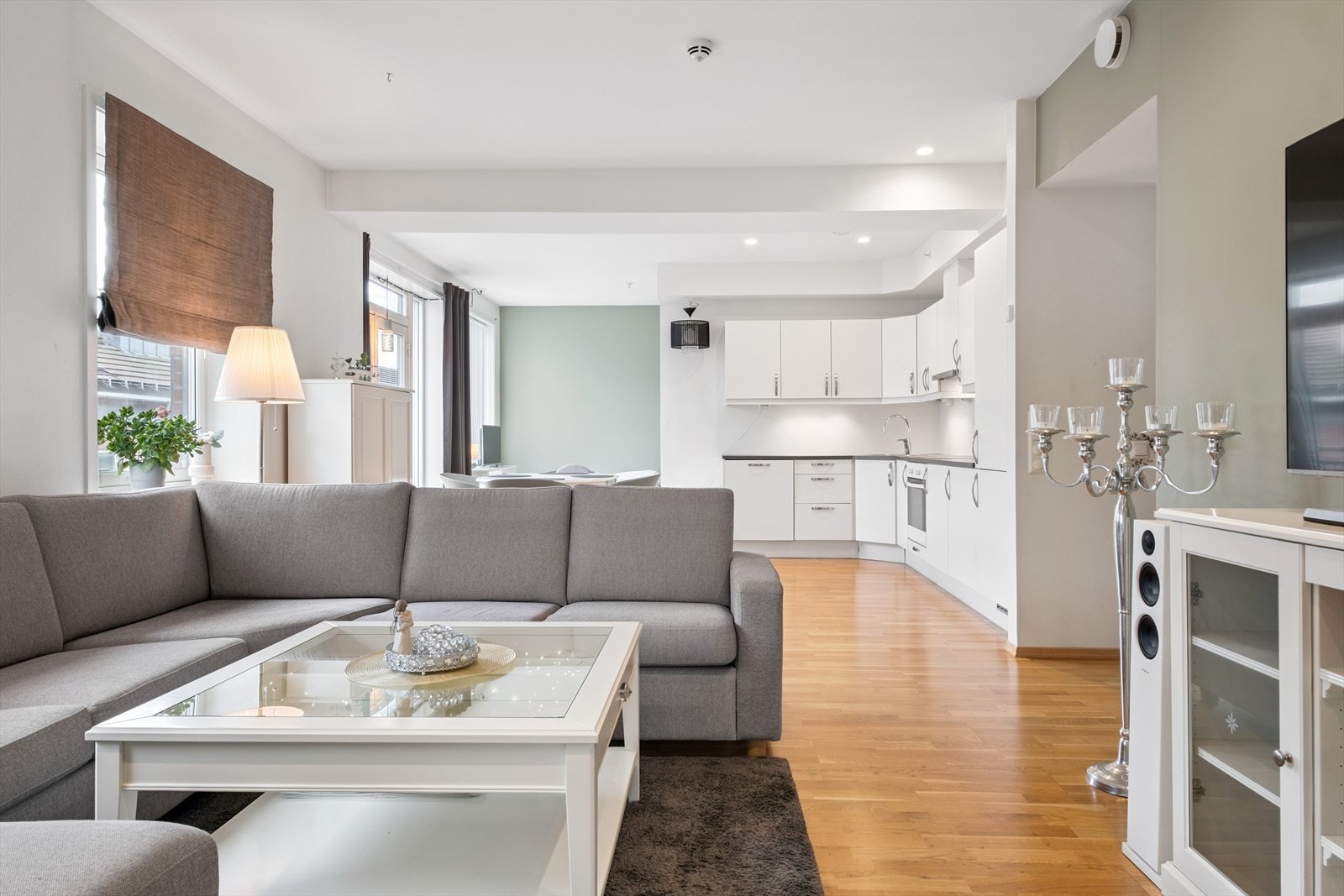 Det som er inkl. i fellesutgiftene er bla. nedbetaling av renter og avdrag, drift, kommunale avgifter, renovasjon, tv/internett (fiber),sikringsordning etc. Galleribilde