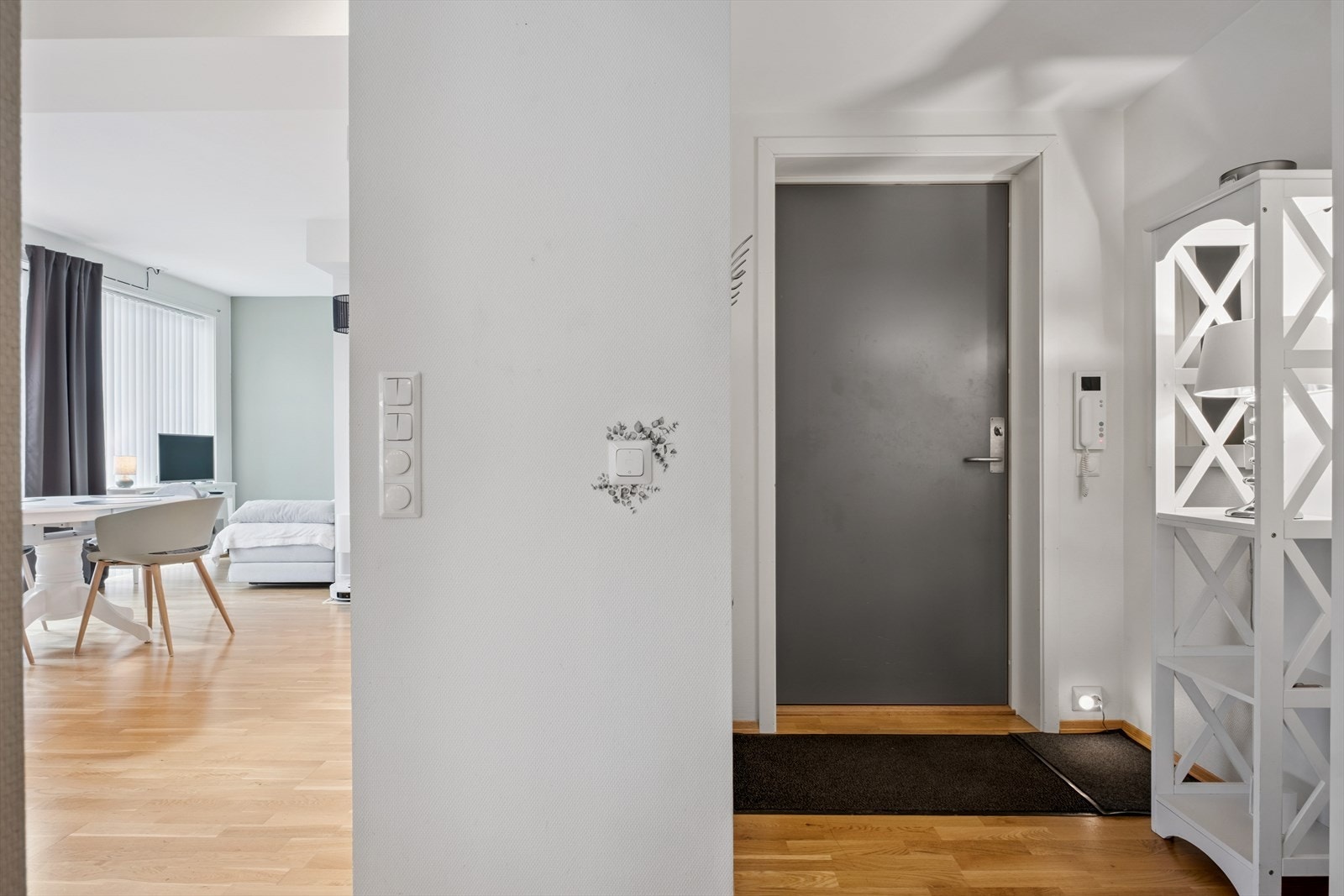 Romslig inngangsparti fra felles gang. Calling-system fra gatenivå inn til leiligheten. Galleribilde