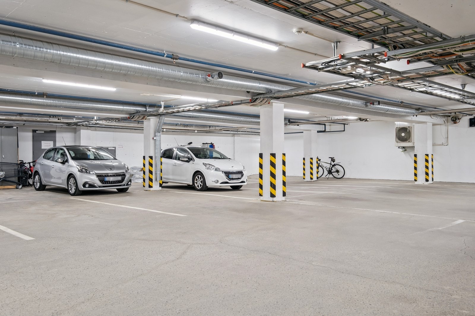 Oppvarmet kjeller. Det medfølger parkeringsplass hvor man kan få plass til 2 biler om ønskelig. Galleribilde