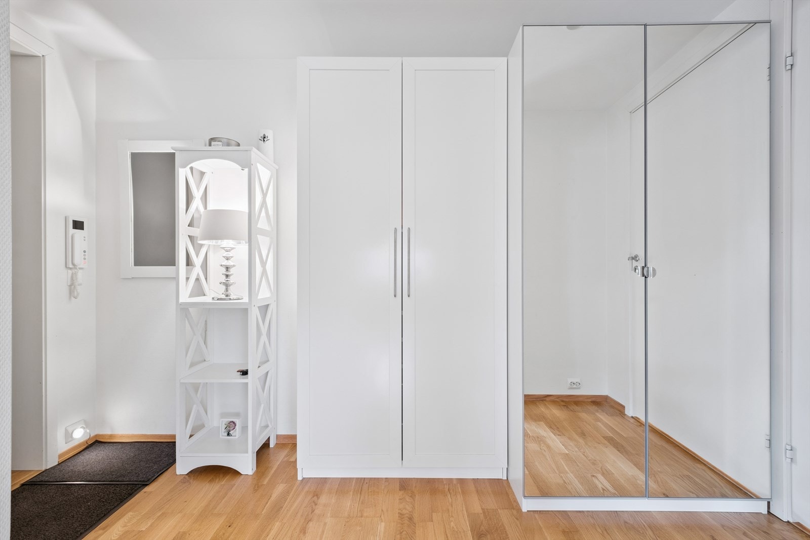 Leiligheten varmes opp av vannbåren gulvvarme samt elektrisitet. Galleribilde