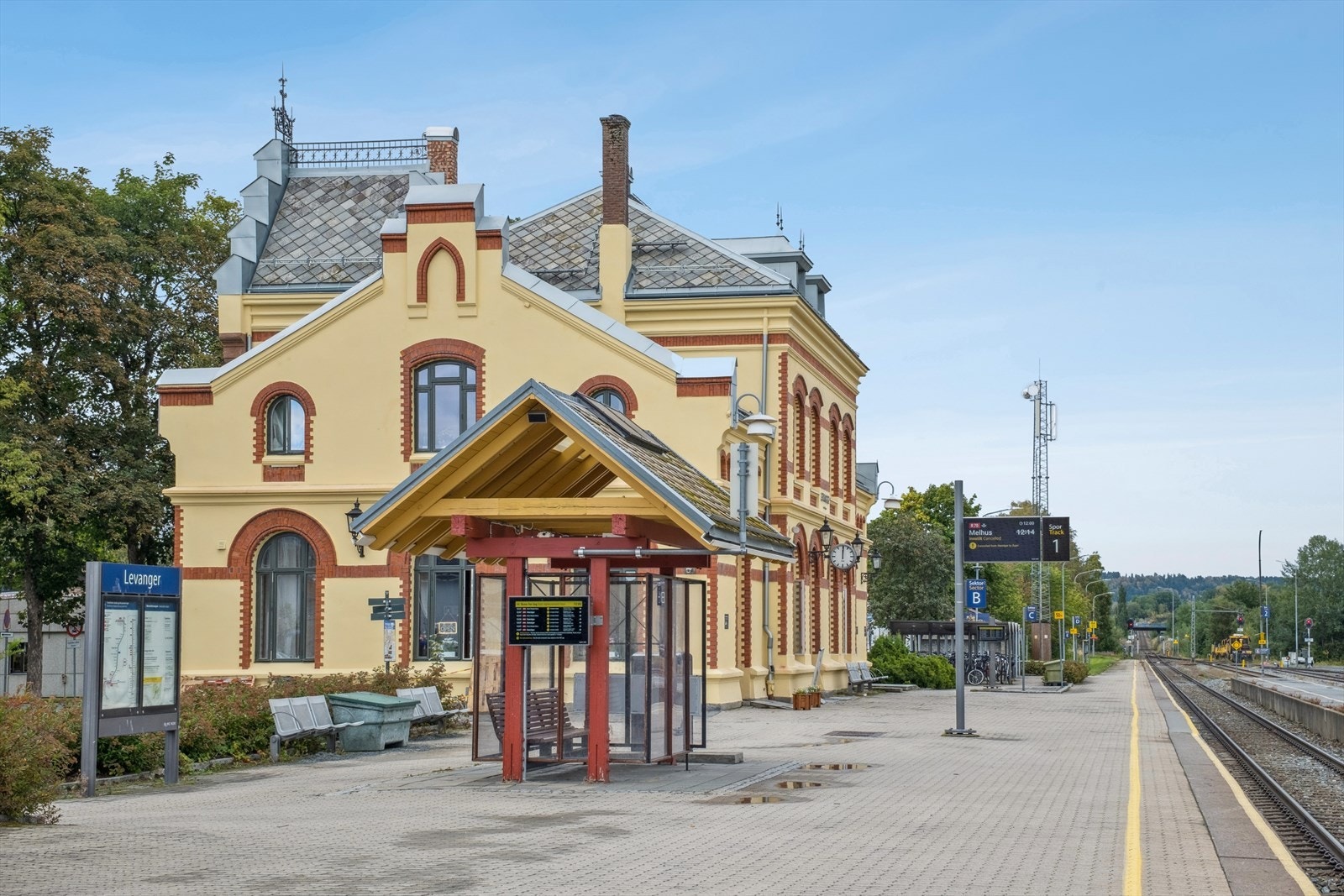 Jernbanestasjonen ligger kun 150m fra leiligheten. Galleribilde