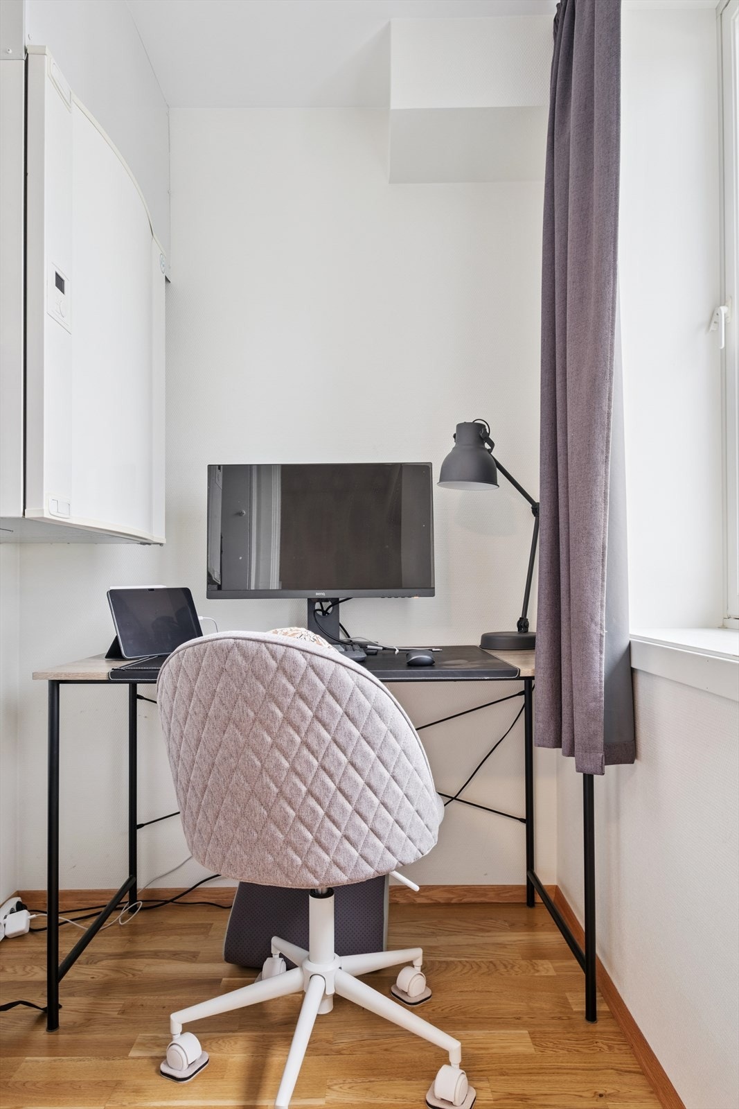 Innenfor soverommet har man en praktisk bod/walk-in. Galleribilde