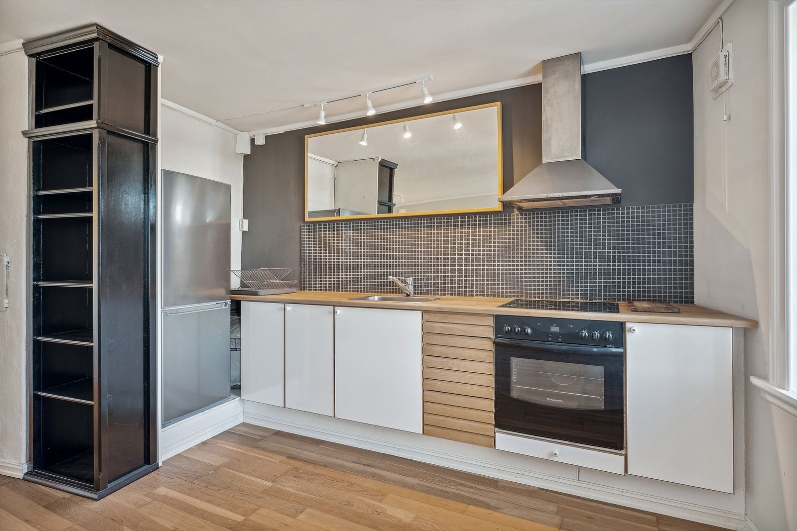 Kjøkken med integrerte hvitevarer Galleribilde