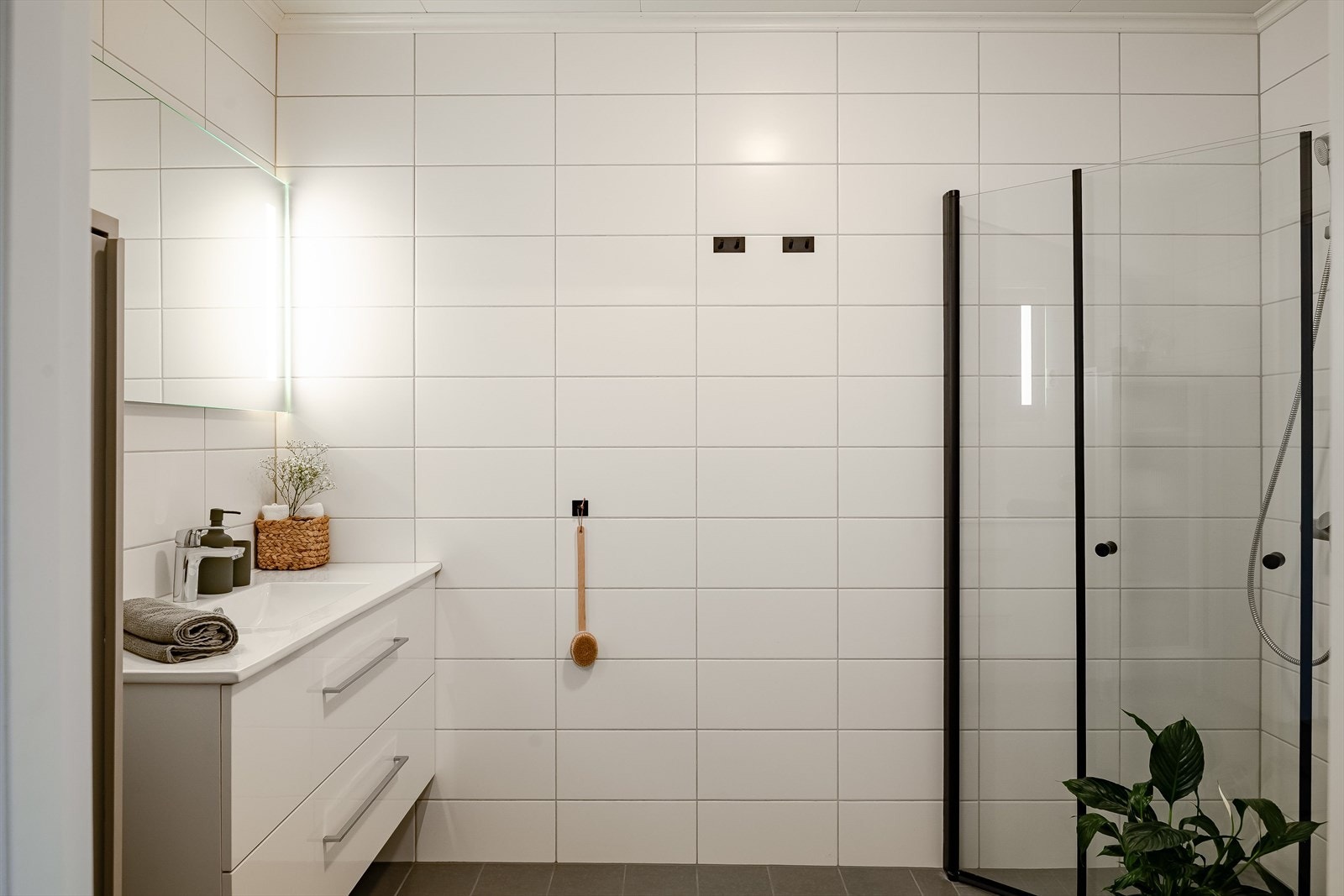 Boligen har et lyst og moderne flislagt baderom baderom fra byggeåret 2023. Galleribilde