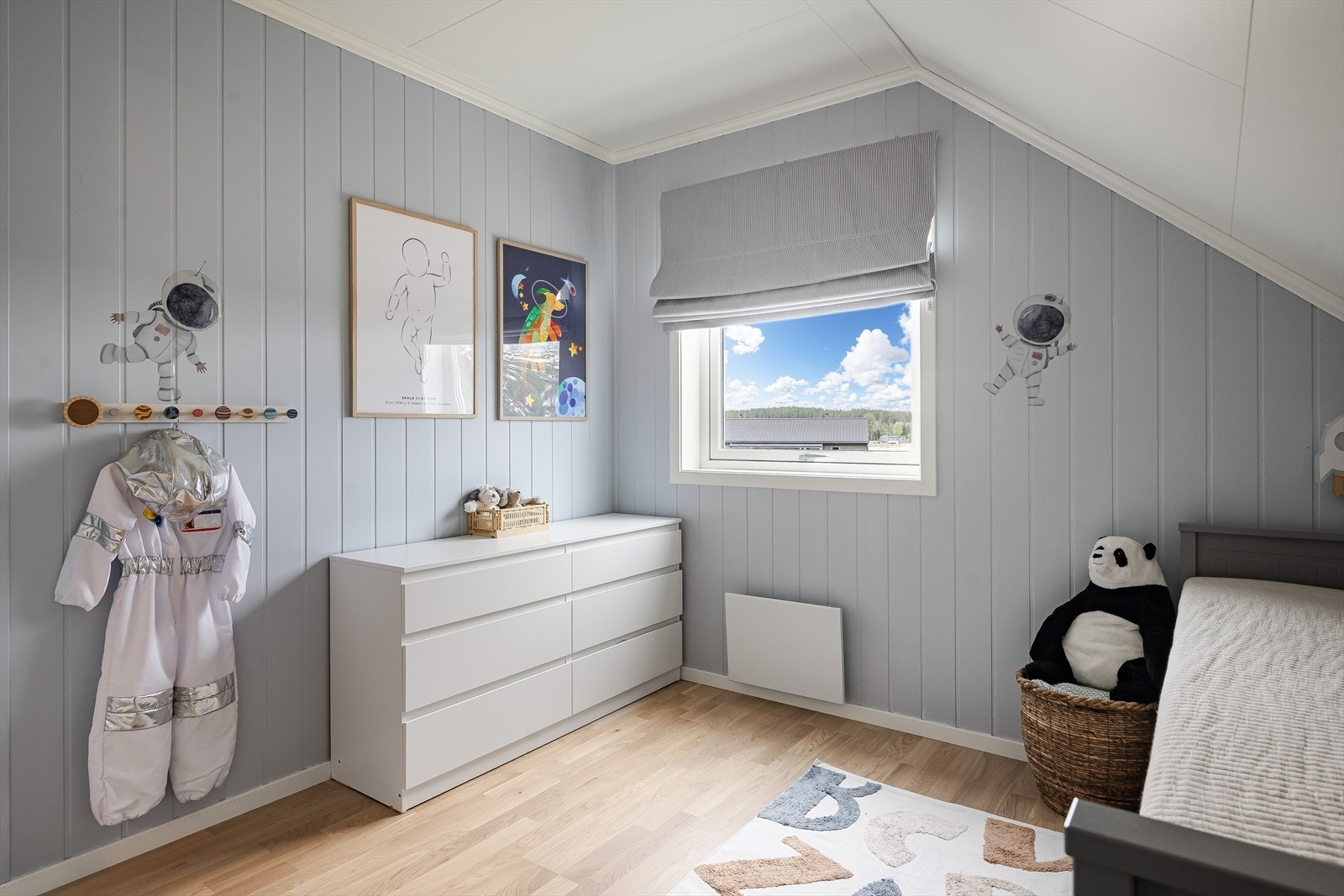 På soverommet er det plass til både seng, kontorpult og kommoder - alt etter eget ønske og behov. Galleribilde