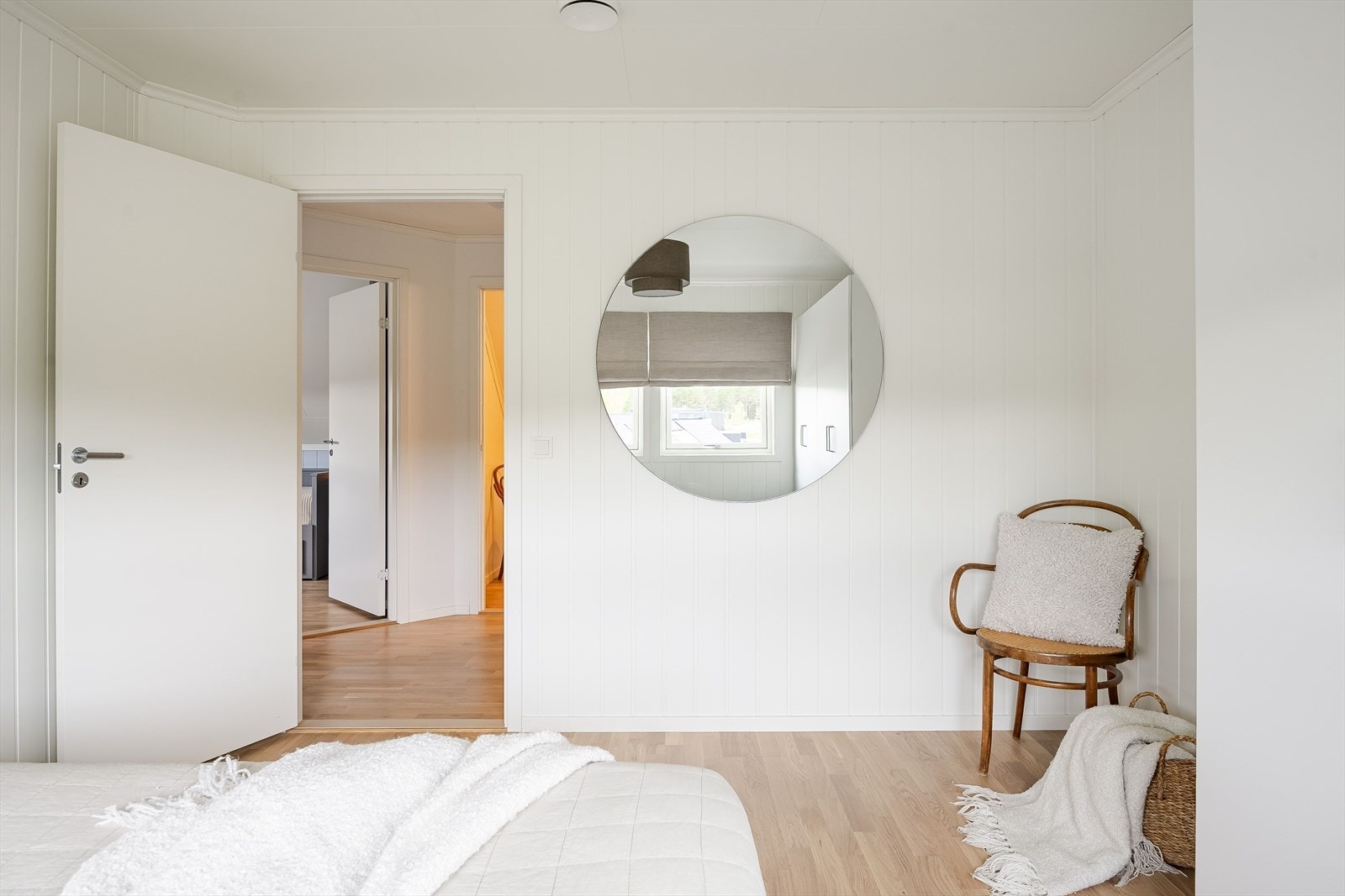 Det er god standard fra 2023 med lys parkett på gulv, skjult elektrisk anlegg og lyse panelplater på veggene. Galleribilde