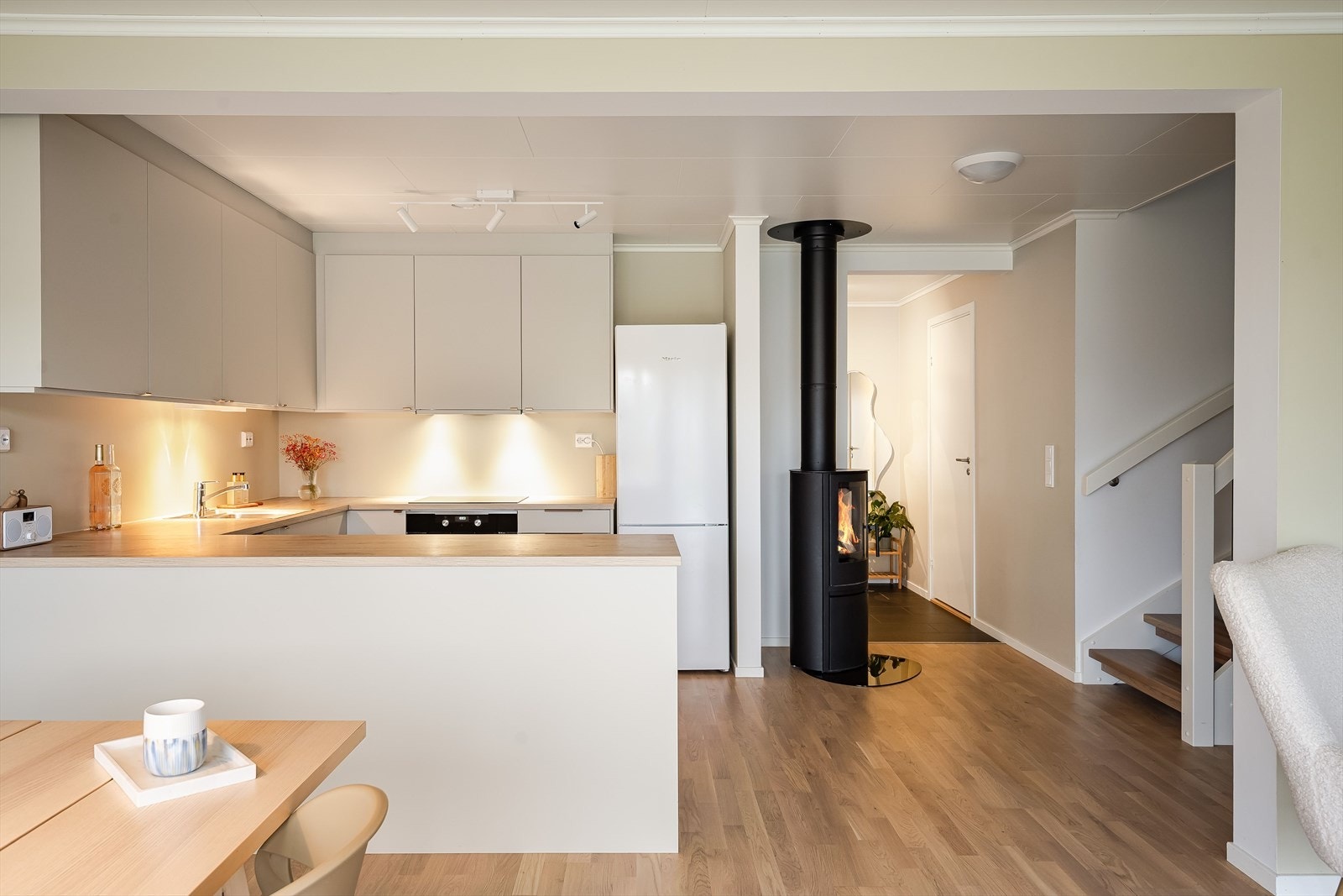 Kjøkkenet har en praktisk utforming som gir ekstra god plass. Halvøya mot spisestuen fungerer som en naturlig avdeling, samt bidrar til en åpen og sosial planløsning. Galleribilde