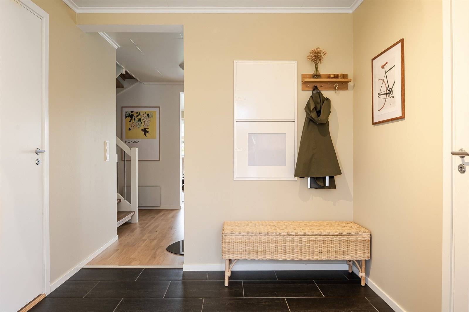 Entréen har god og moderne standard med mørke fliser på gulv, elektrisk gulvvarme, glatte overflater malt i en delikat farge og skjult elektrisk anlegg. Galleribilde