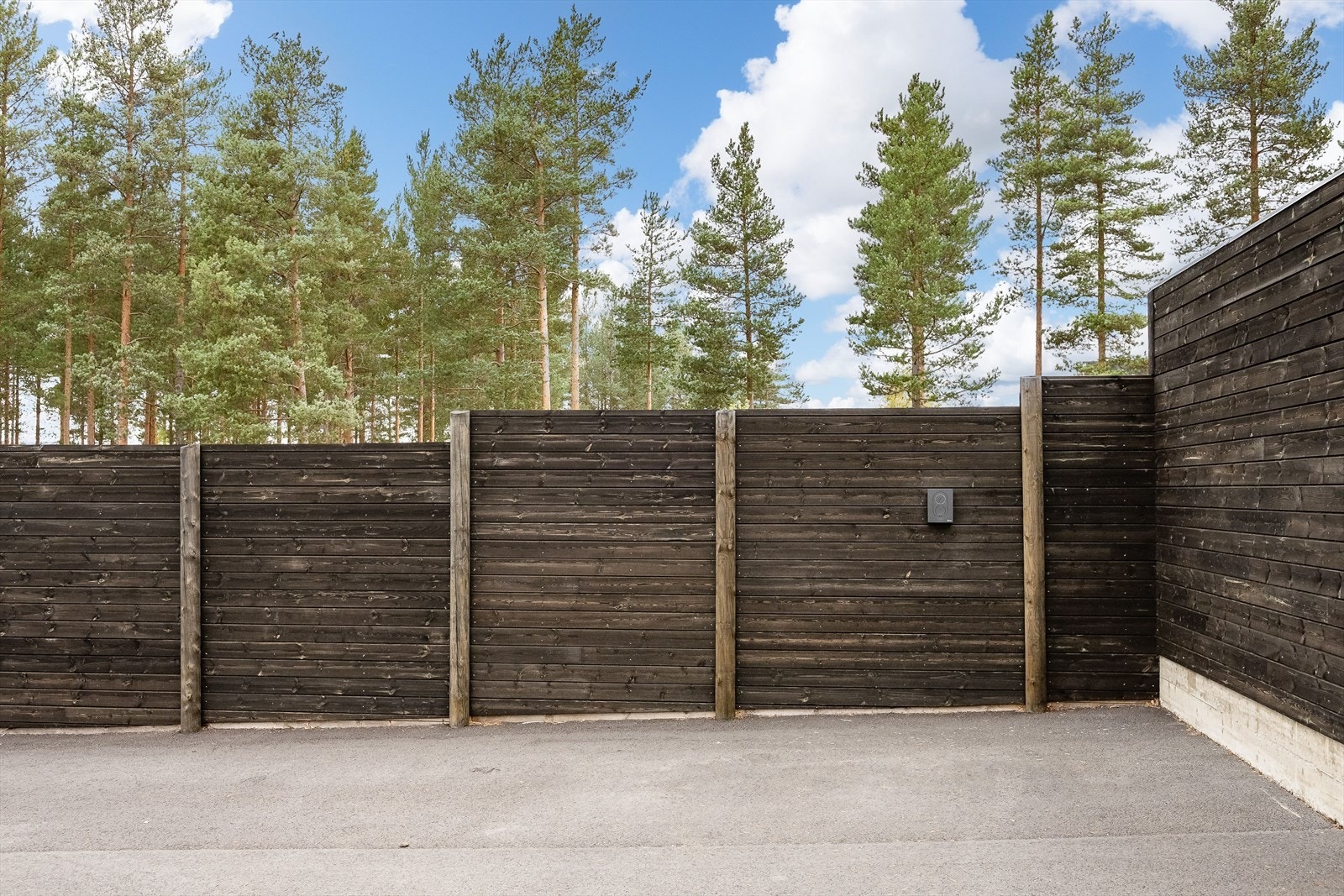 Boligen disponerer en parkeringsplass med elbil-lader på felles parkeringsområde. Galleribilde