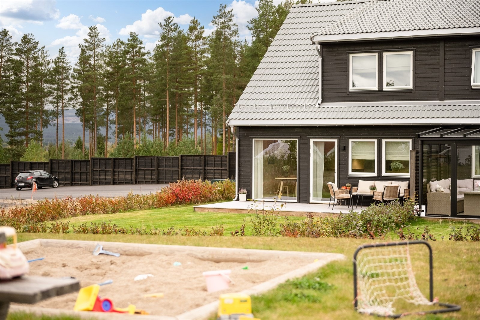 Området er godt tilrettelagt for beboerne med lekeplasser og flere friareal i nabolaget. Galleribilde