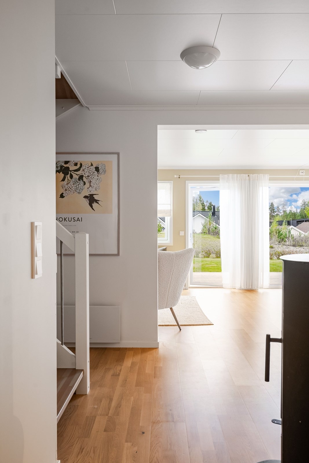 Boligen har en god planløsning over to plan med et stort og sosialt oppholdsrom, 3 soverom, garderoberom/bod, baderom og vaskerom/bod. Galleribilde