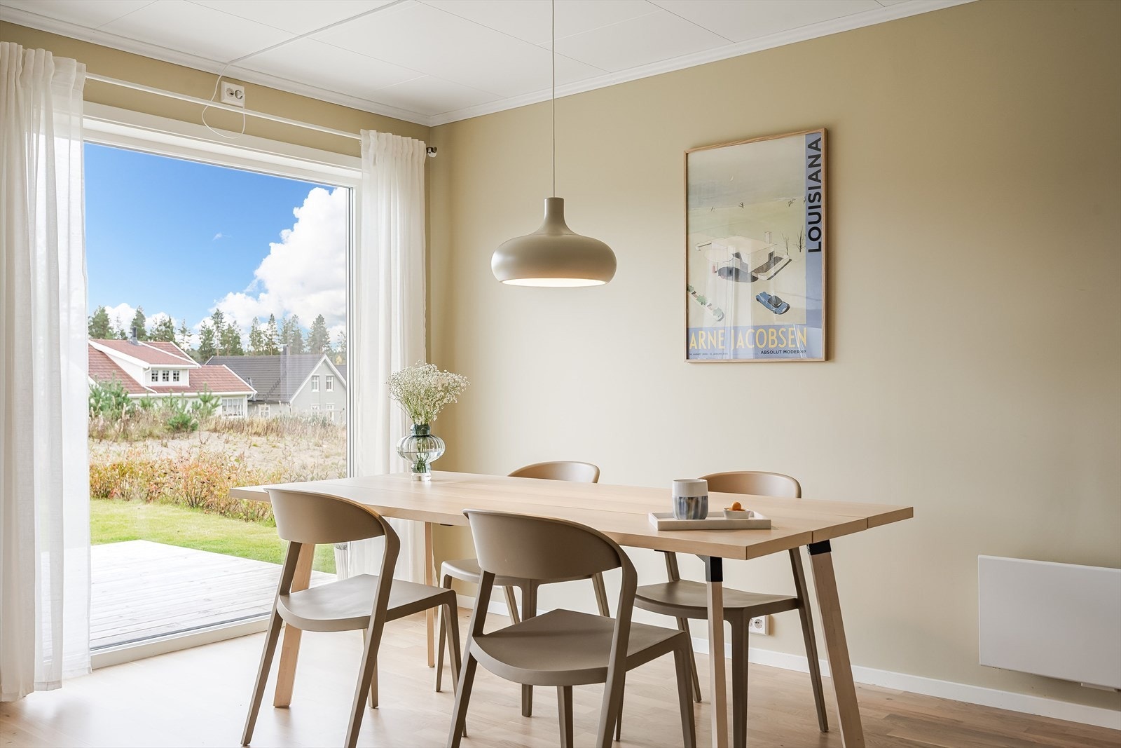 Spiseplassen blir et naturlig samlingspunkt for familien på hverdager, men innbyr også til hyggelige stunder med familie og venner. Galleribilde