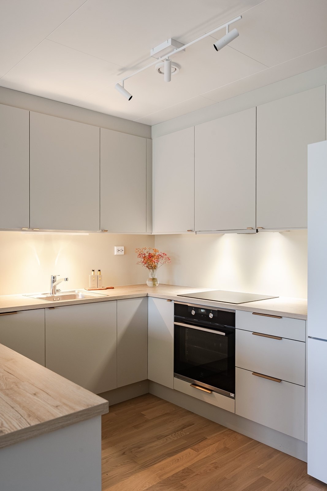 Kjøkkenet er utstyrt med medfølgende integrerte hvitevarer som nedfelt platetopp, avtrekksvifte, stekeovn og oppvaskmaskin. Det er også montert komfyrvakt ved platetoppen og lekkasjestopper under kjøkkenbenken. Galleribilde