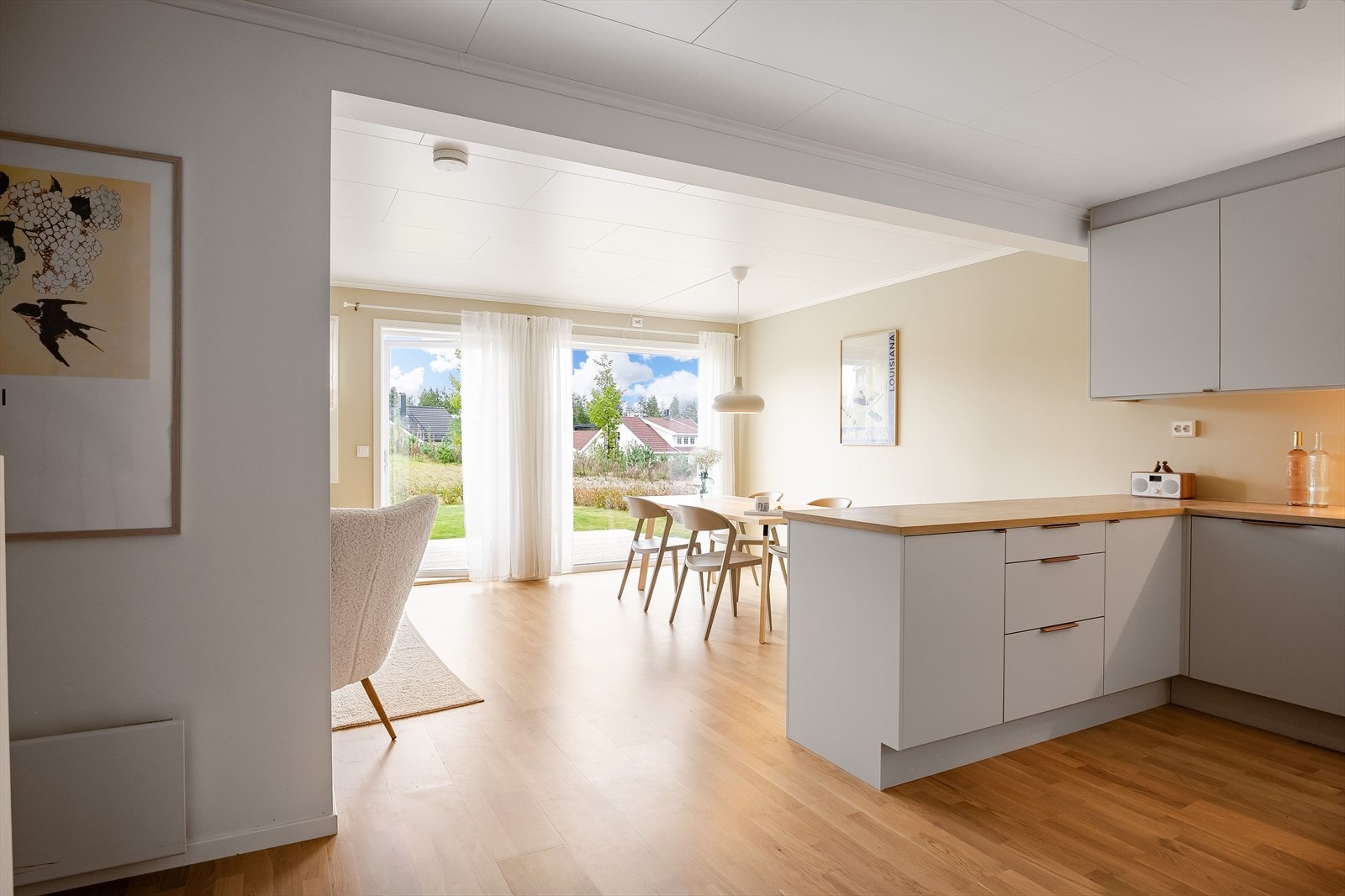 Kjøkkenet ligger i en fin, delvis åpen løsning mot stuen. Galleribilde