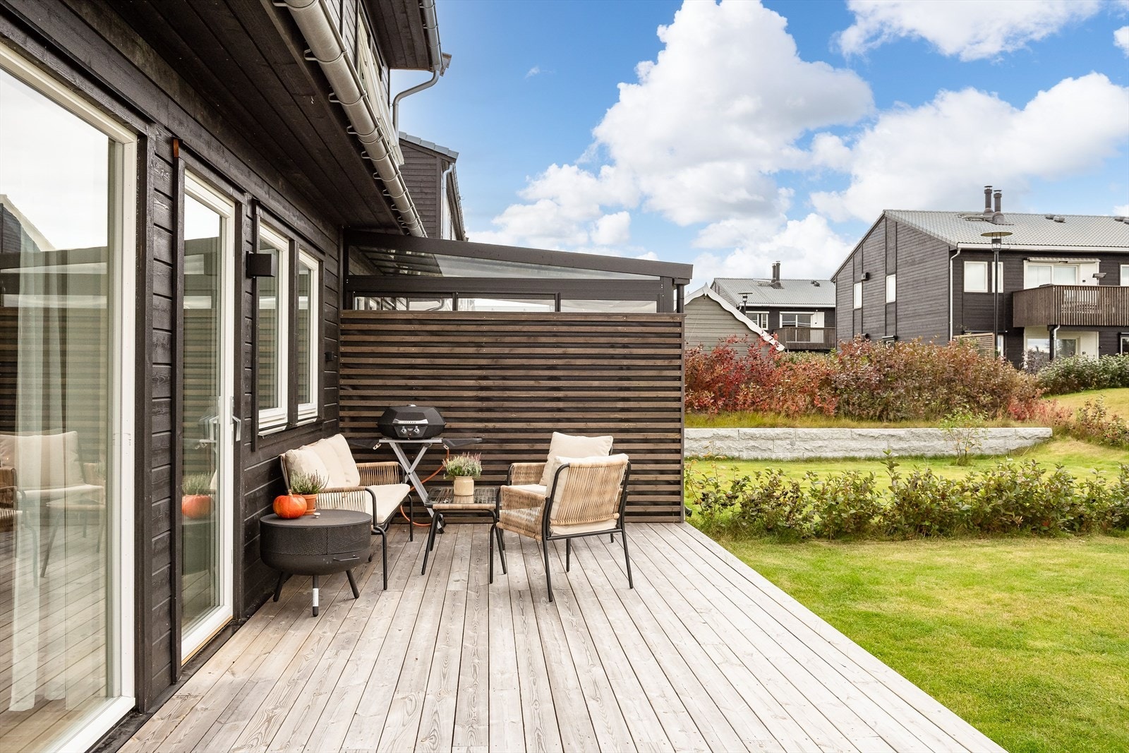 Fra stuen har du utgang til en solrik terrasse på ca. 20m². Stilrent og pent utført med terrassebord på gulv og tett levegg med liggende trespiler mot naboen. Det er også montert utebelysning og utvendig stikkontakt. Galleribilde