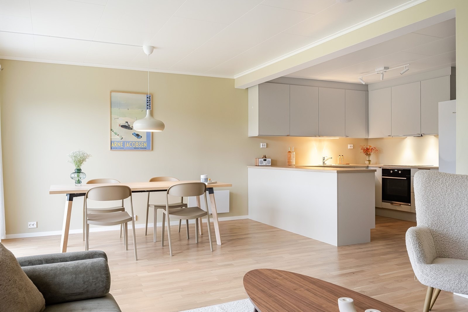 I tilknytning til kjøkkenet er det god plass til et stort spisebord. Galleribilde