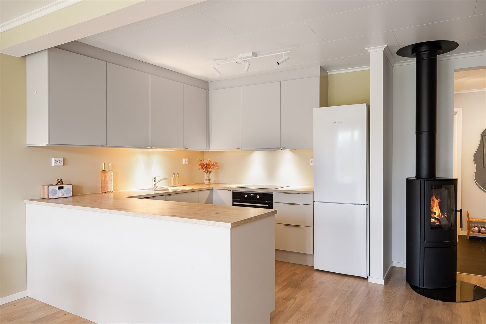 Stilrent og moderne Sigdal-kjøkken fra 2023 med god skap- og benkeplass. Galleribilde