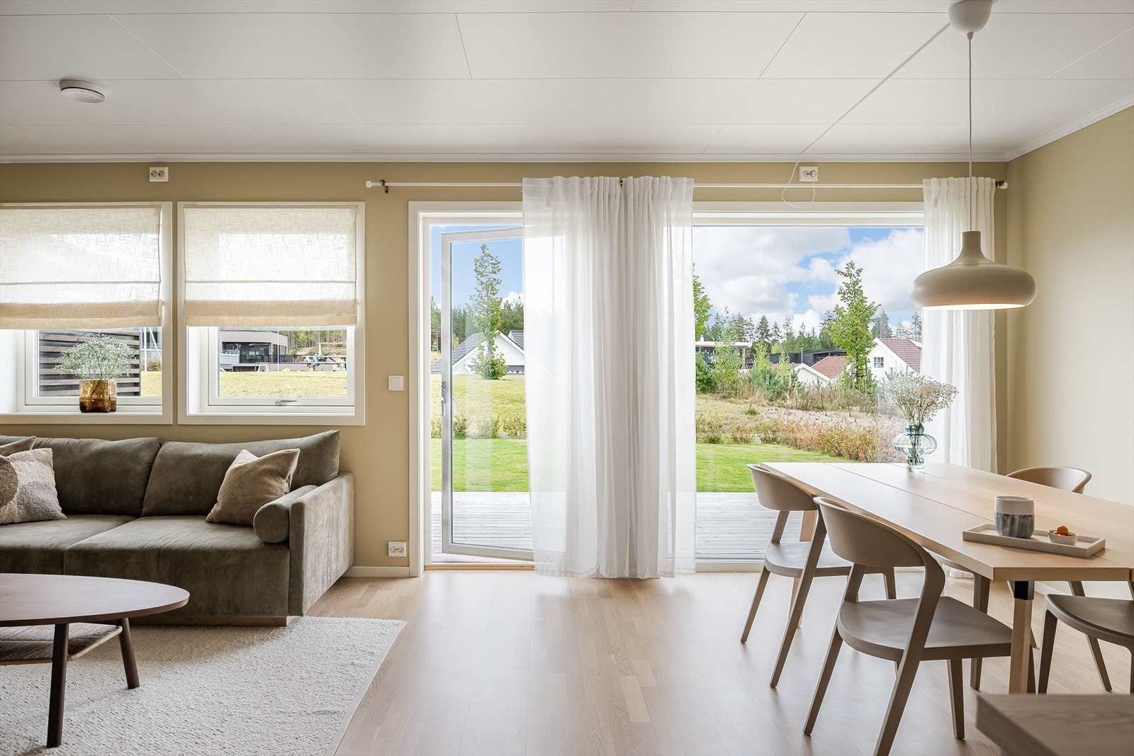 Stuen har flere store vindusflater som slipper inn rikelig med naturlig lys. De brede vinduskarmene er perfekte for planter og dekor. Galleribilde