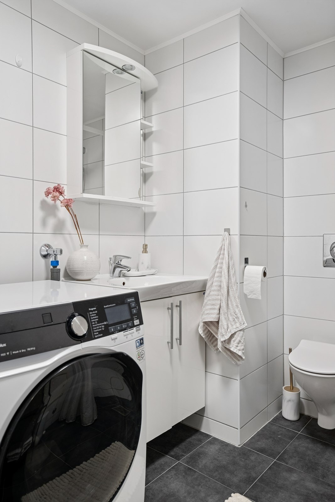 Badet er innredet med nedfelt servant og tilhørende underskap, samt speil med belysning over servanten. Galleribilde