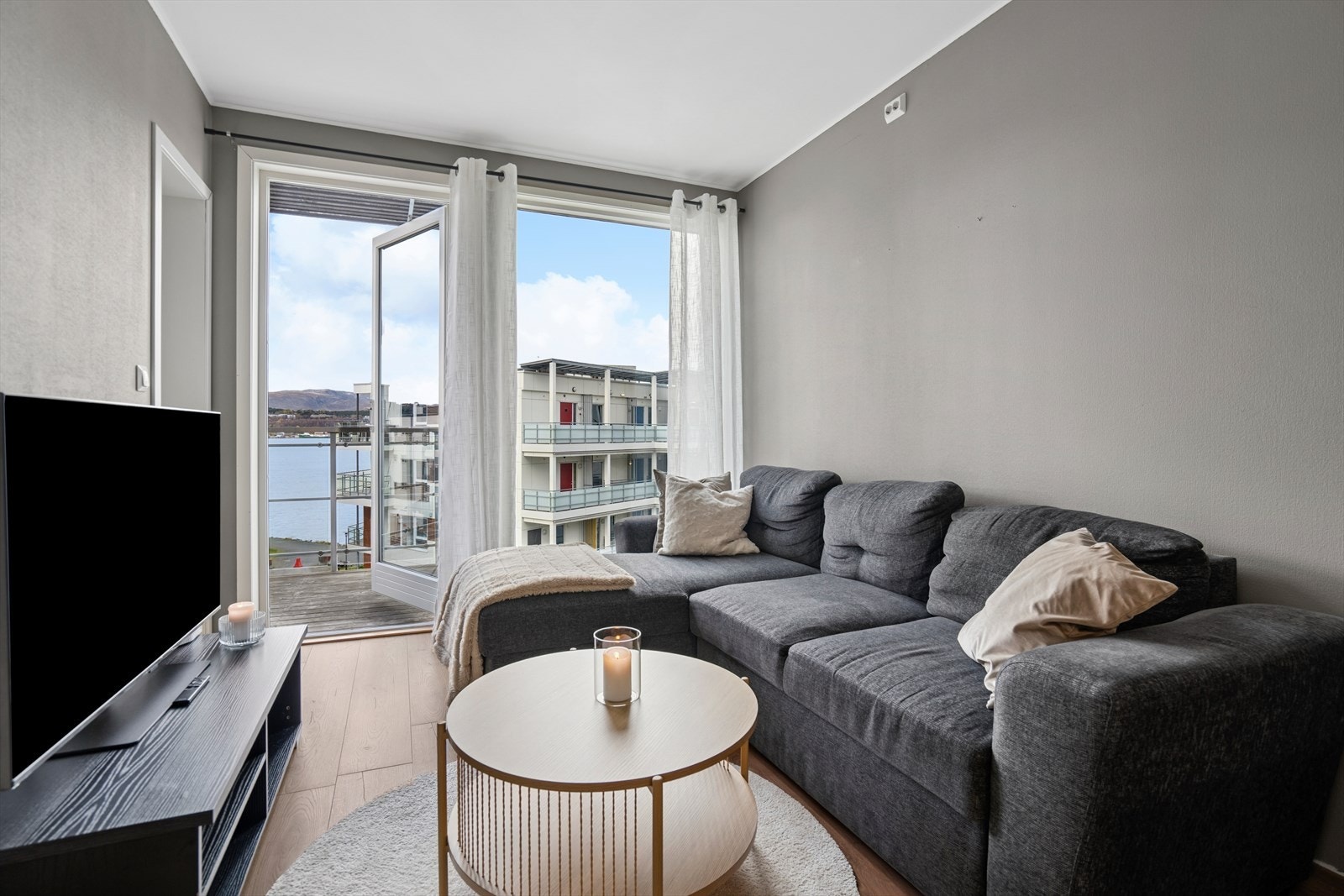 Leiligheten fremstår som lys og innbydende, med en god planløsning og store vindusflater. Galleribilde