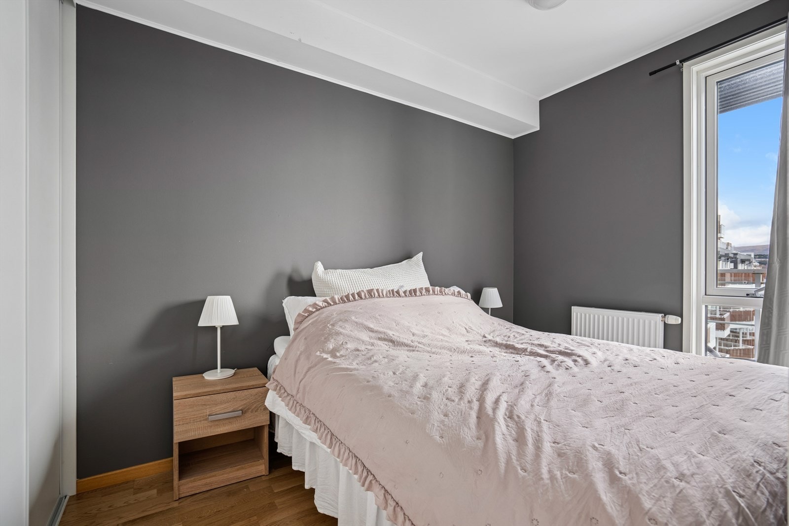 Leiligheten har ett soverom med fine innredningsmuligheter. Galleribilde