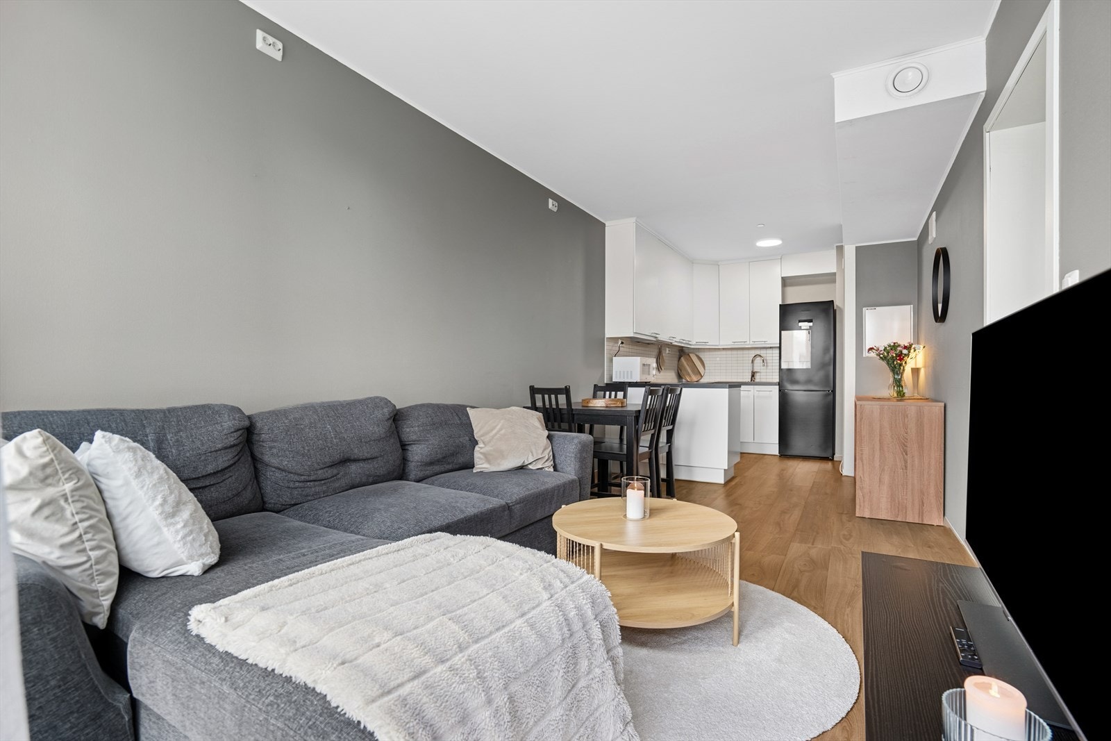 Leiligheten har en åpen og sosial stue-/kjøkkenløsning. Galleribilde