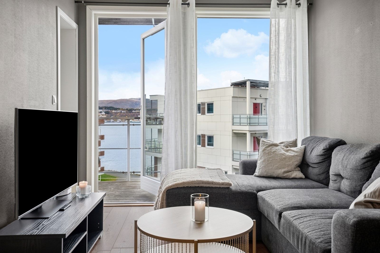 De generøse vindusflatene slipper inn rikelig med dagslys og bidrar til en lys og luftig atmosfære i rommet. Galleribilde