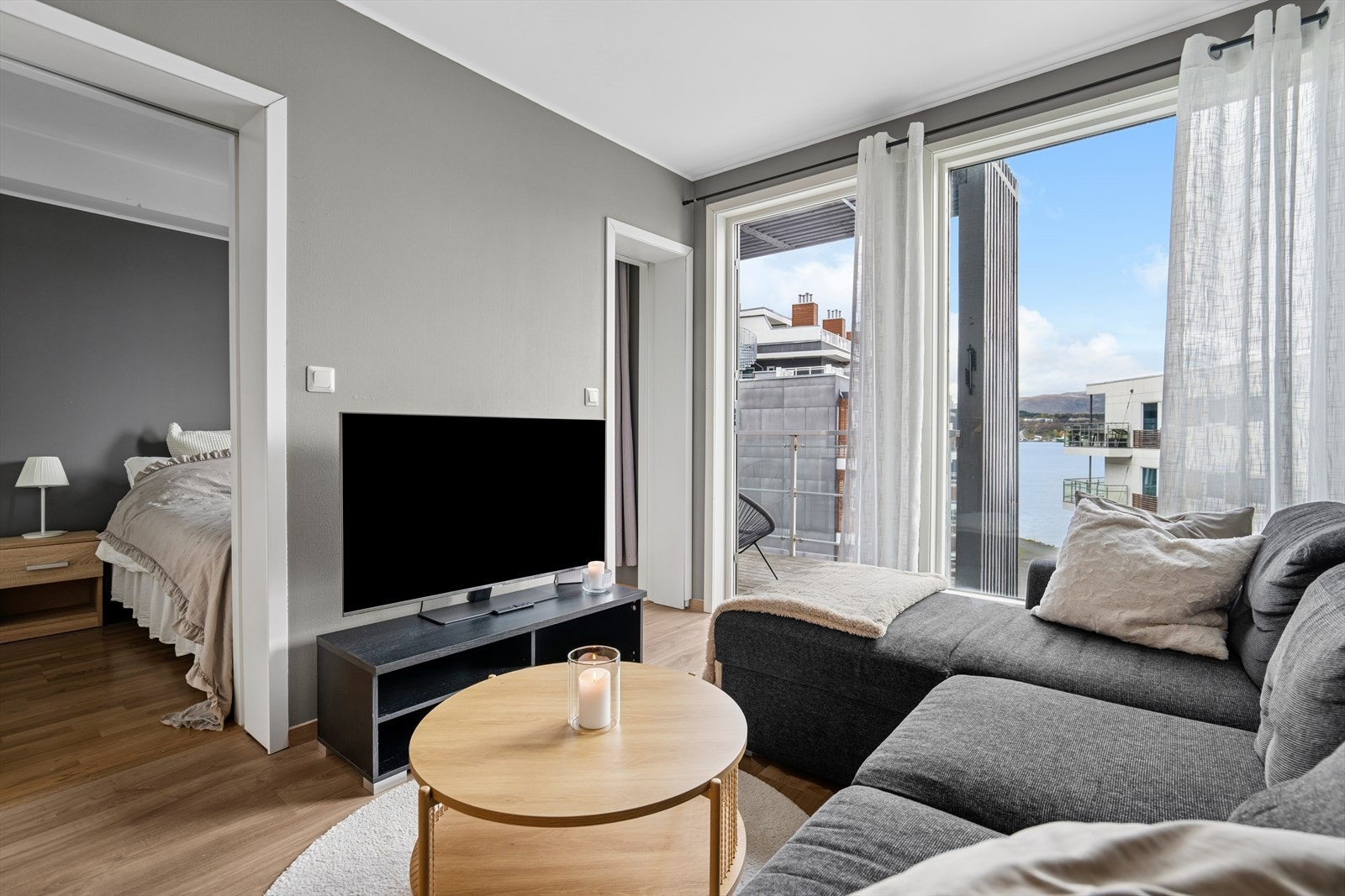 Stuen har plass til både sofagruppe og TV. Galleribilde