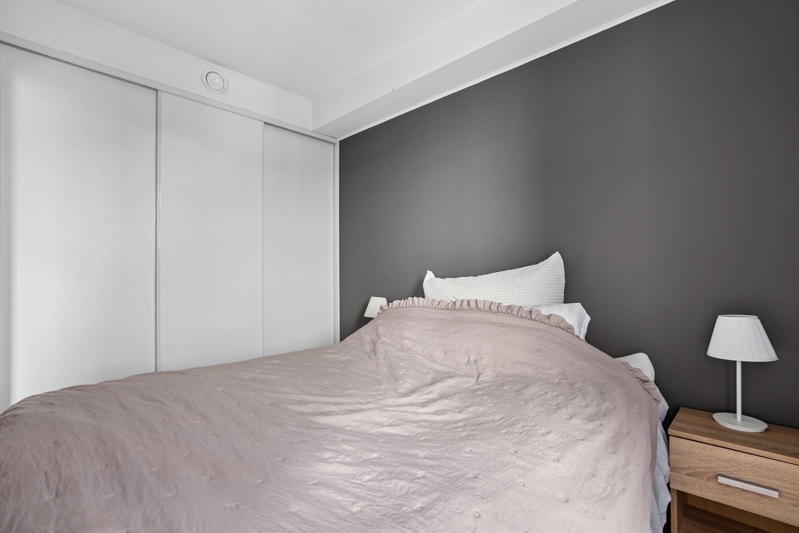 Det er god plass til stor seng og nattbord. Galleribilde