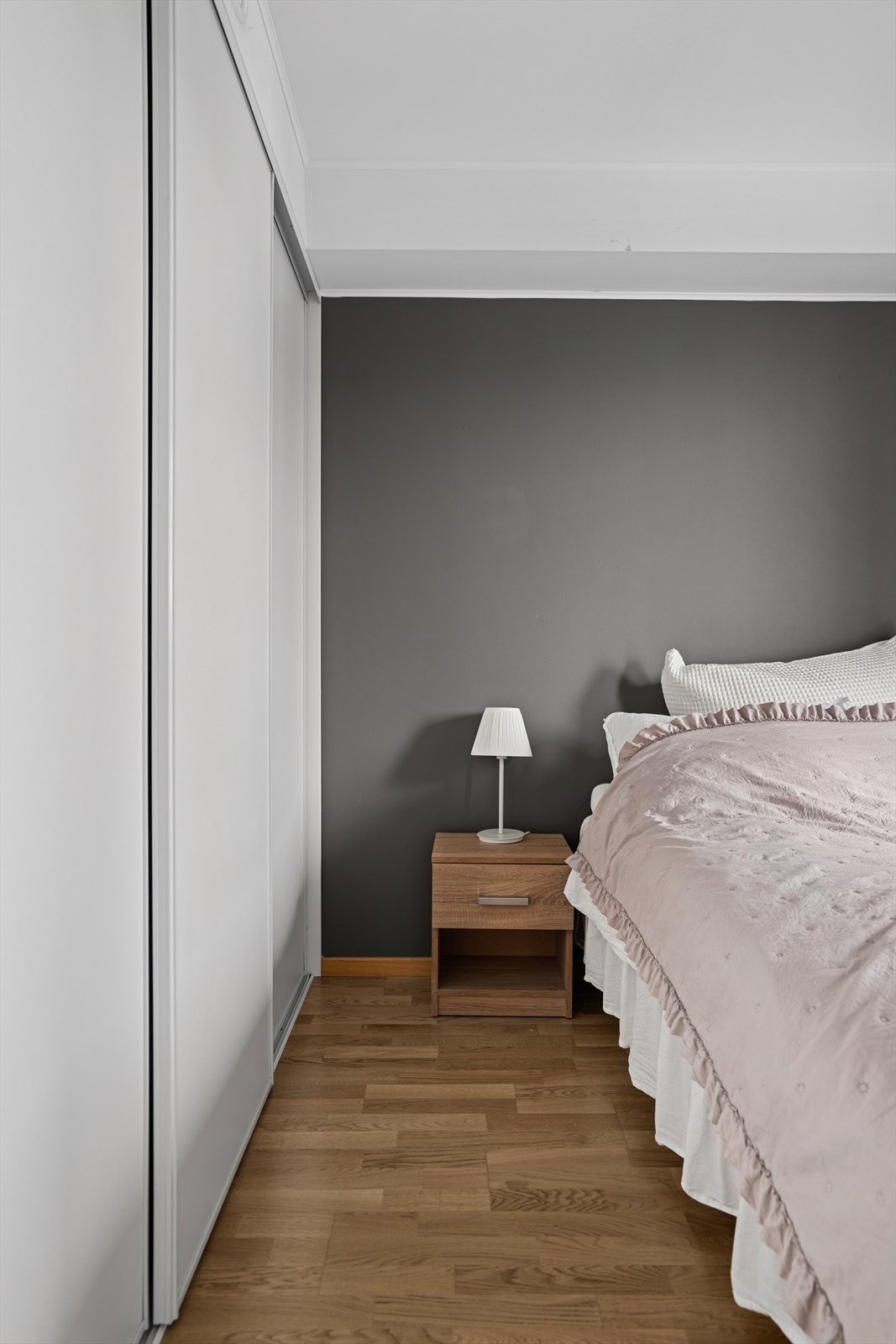 Klær kan oppbevares ryddig og plassbesparende i den praktiske skyvedørsgarderoben. Galleribilde