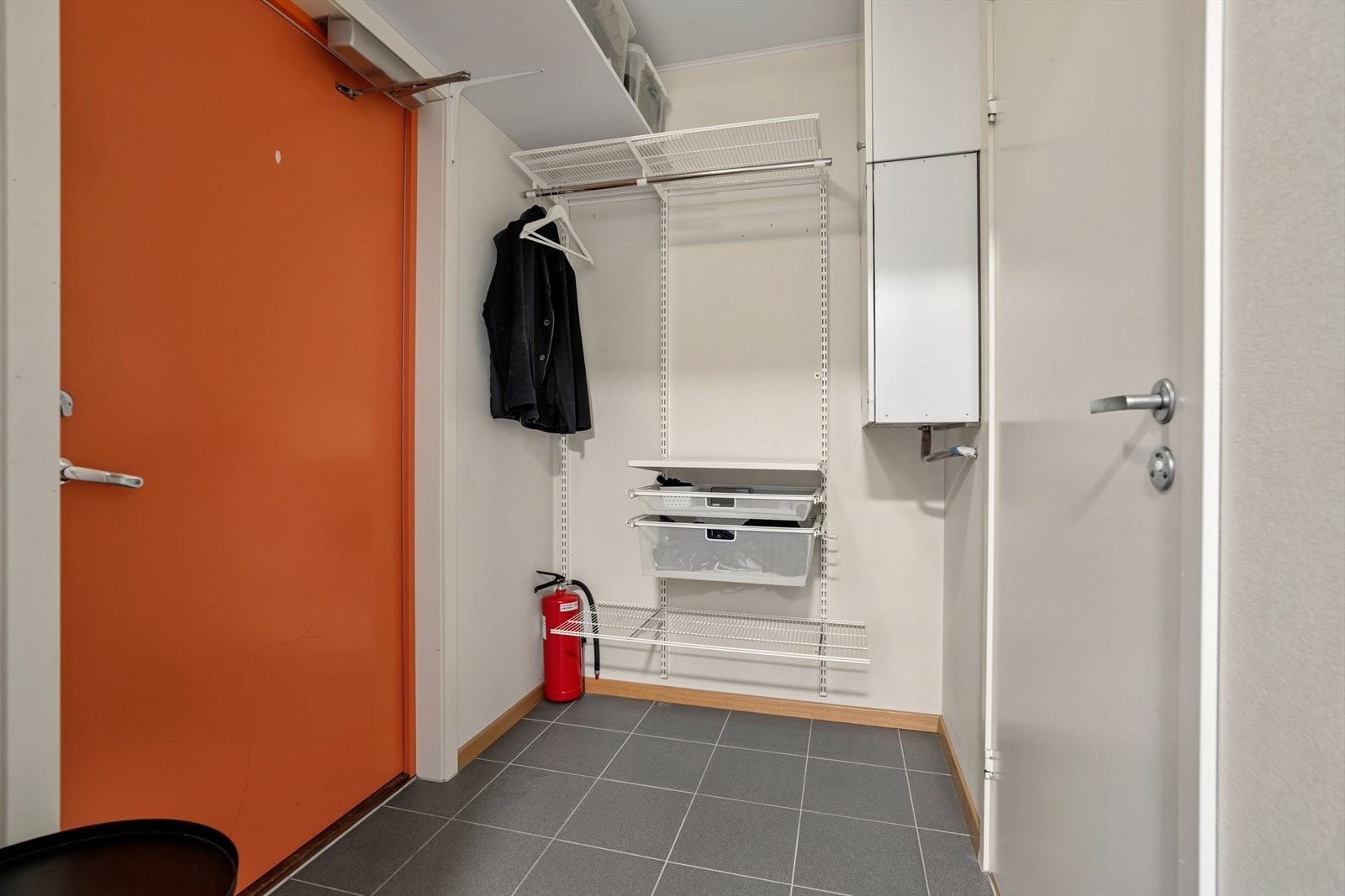 Velkommen inn! Entréen har god plass til å henge fra seg yttertøy og sette fra seg sko. Galleribilde