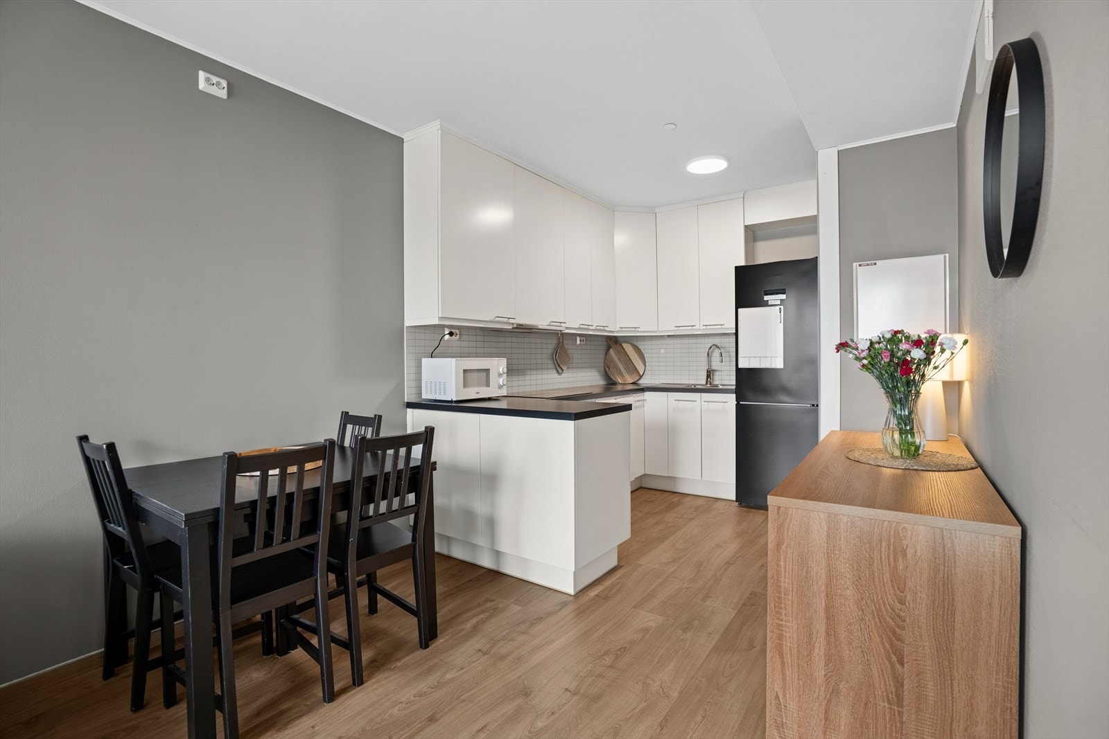 Spiseplassen kan plasseres naturlig mellom stue- og kjøkkensonen. Galleribilde