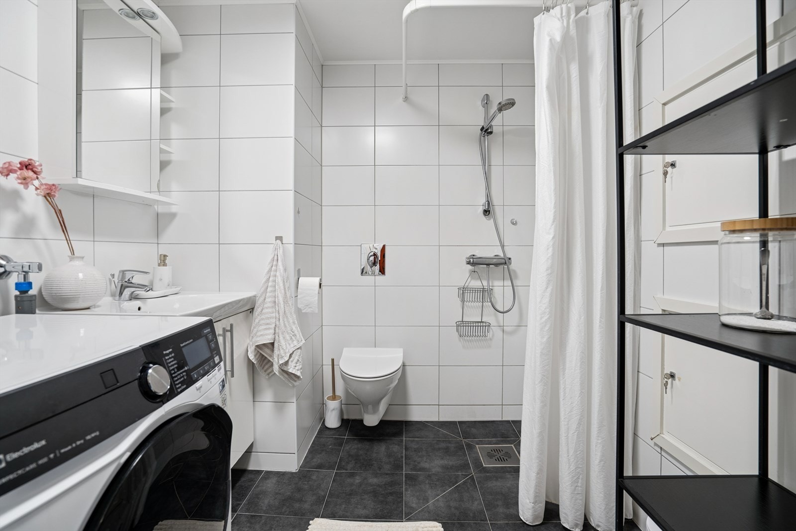 Flislagt baderom med opplegg for vaskemaskin og elektriske varmekabler i gulvet. Galleribilde