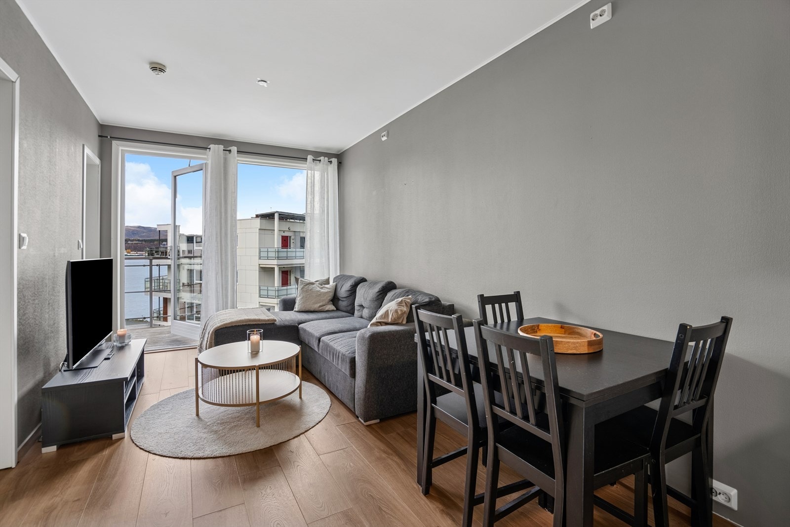 Leiligheten har vannbåren varme med radiator på soverom. Galleribilde