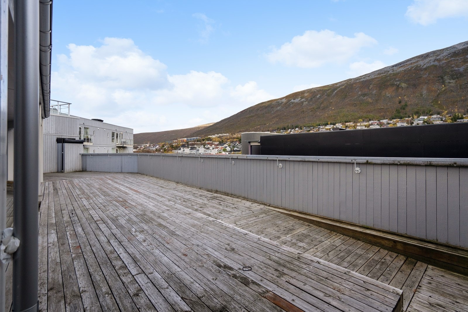 Som beboer i borettslaget har du tilgang til en felles takterrasse med god utsikt. Galleribilde